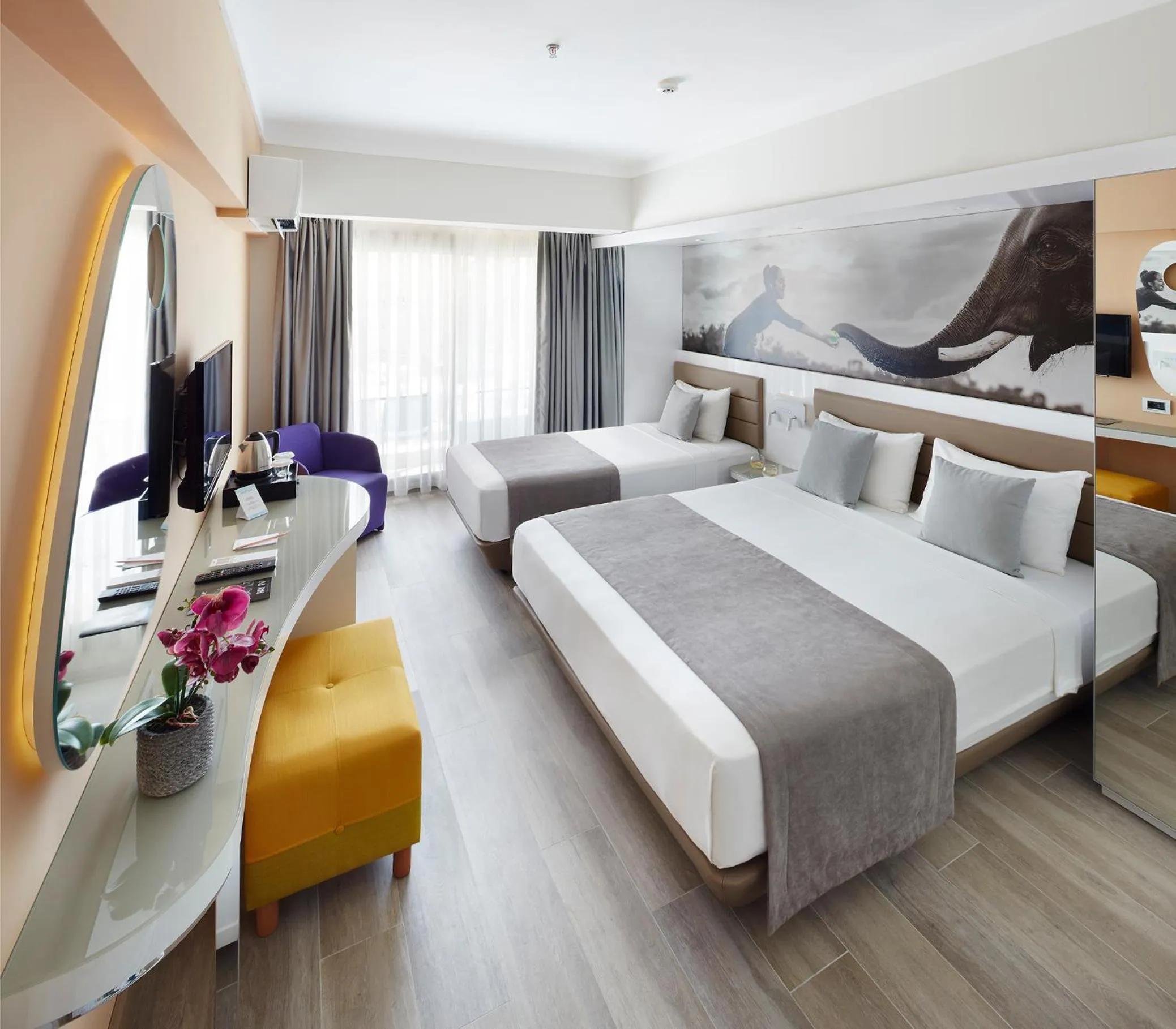 Photo of the whole room, Bed in Lalila Blue Suites