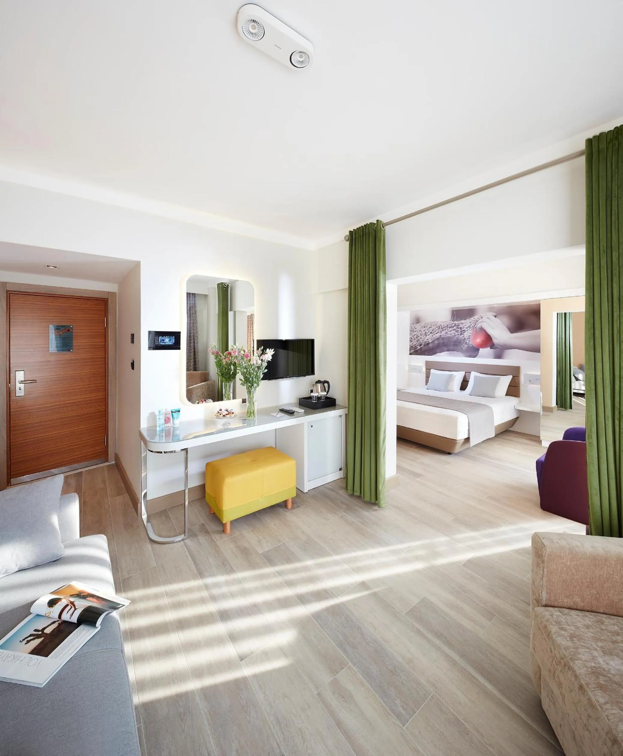 Photo of the whole room, Bed in Lalila Blue Suites