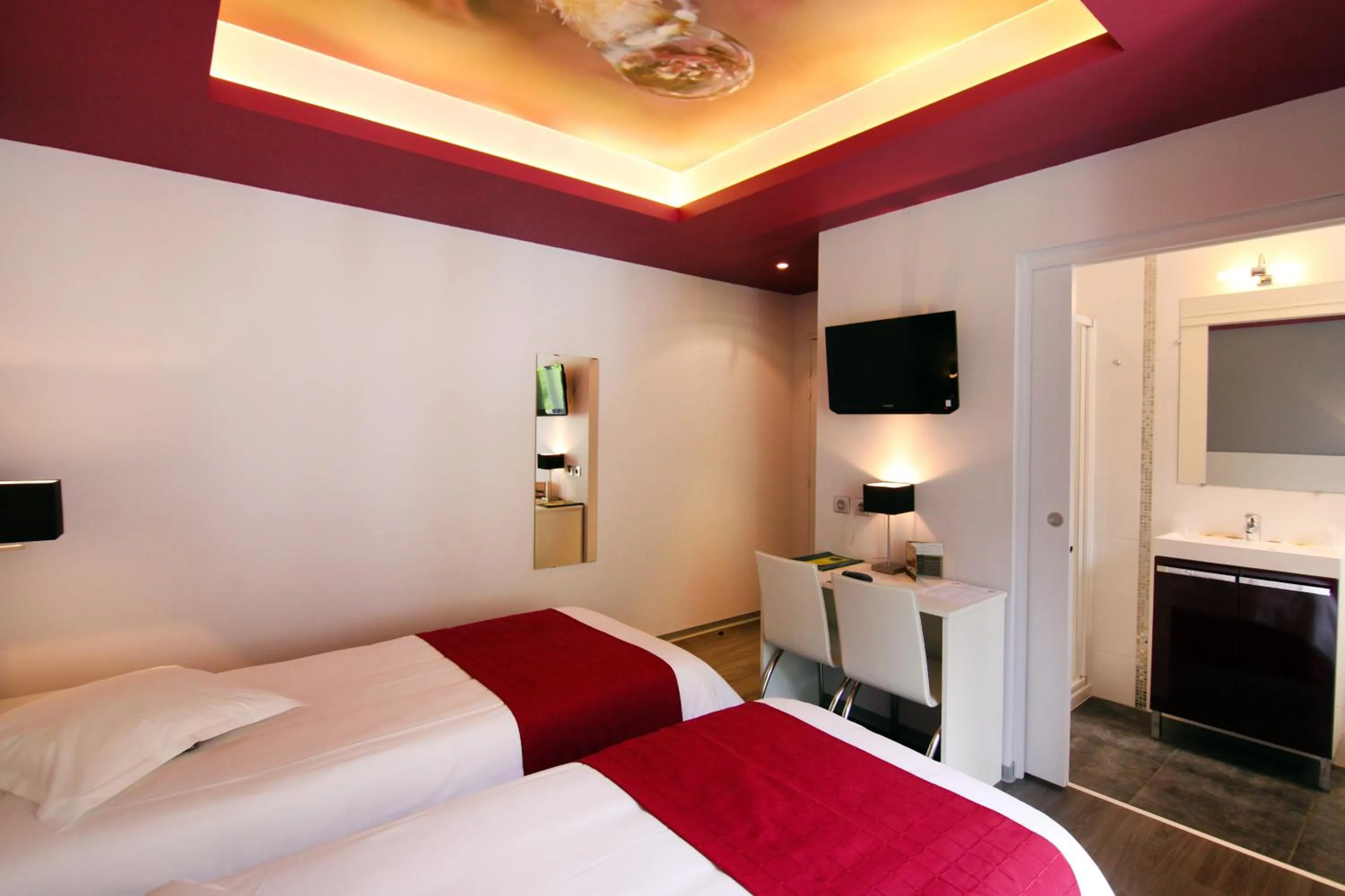 Bed in Logis Hotel Restaurant des Gorges du Tarn