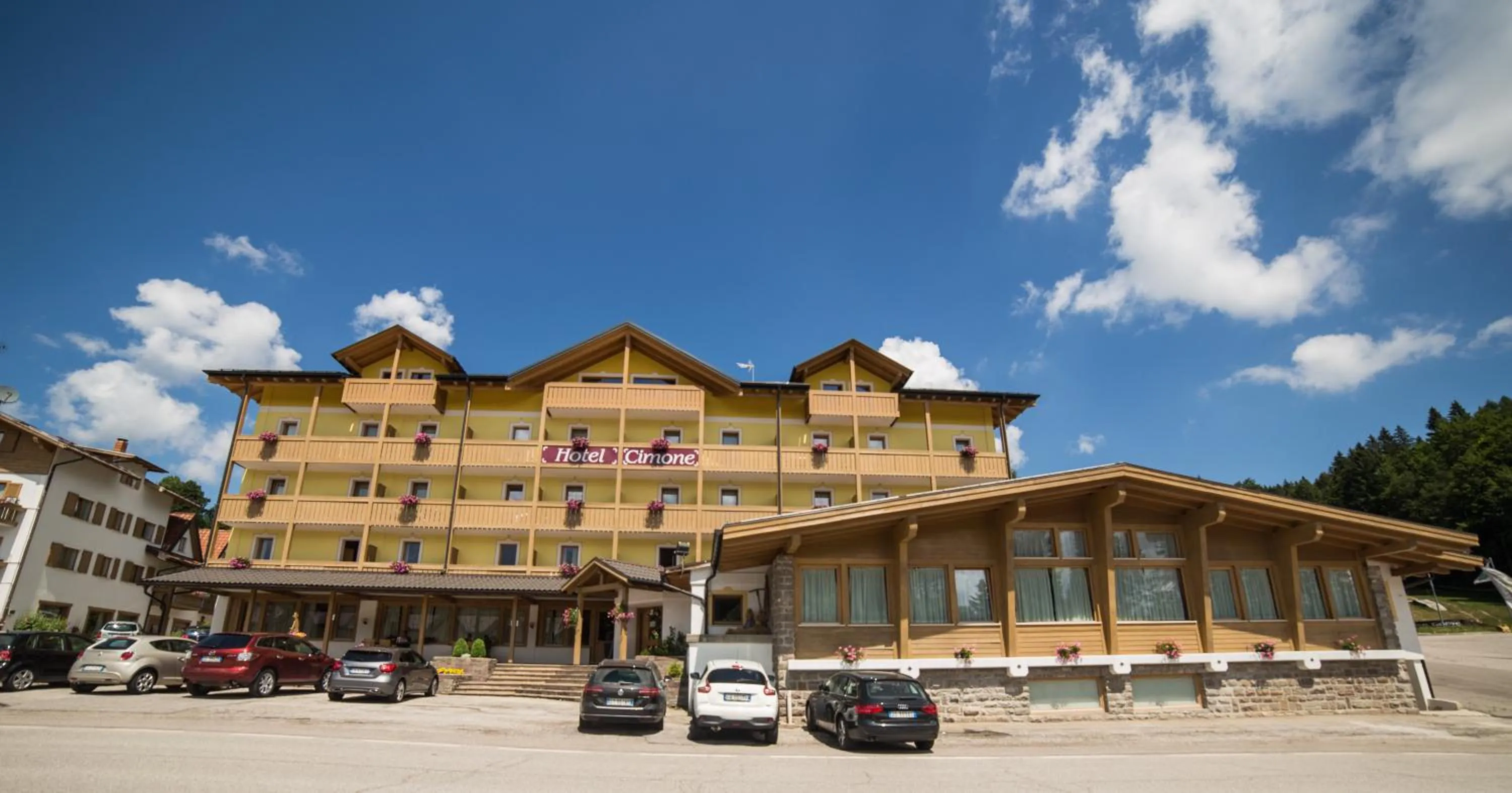 Facade/entrance in Caminetto Mountain Resort