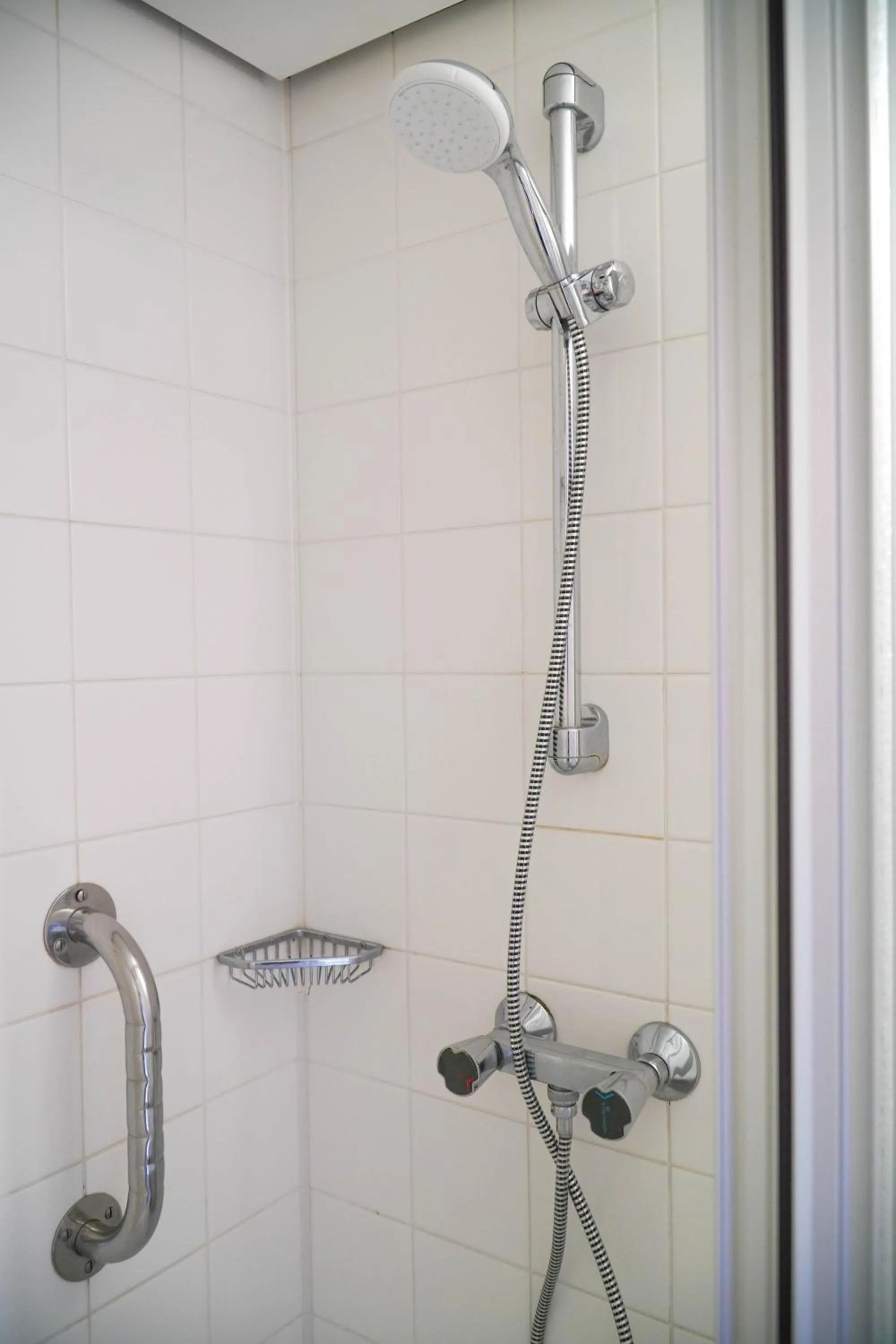 Shower in DJH Jugendherberge Dresden - Jugendgästehaus