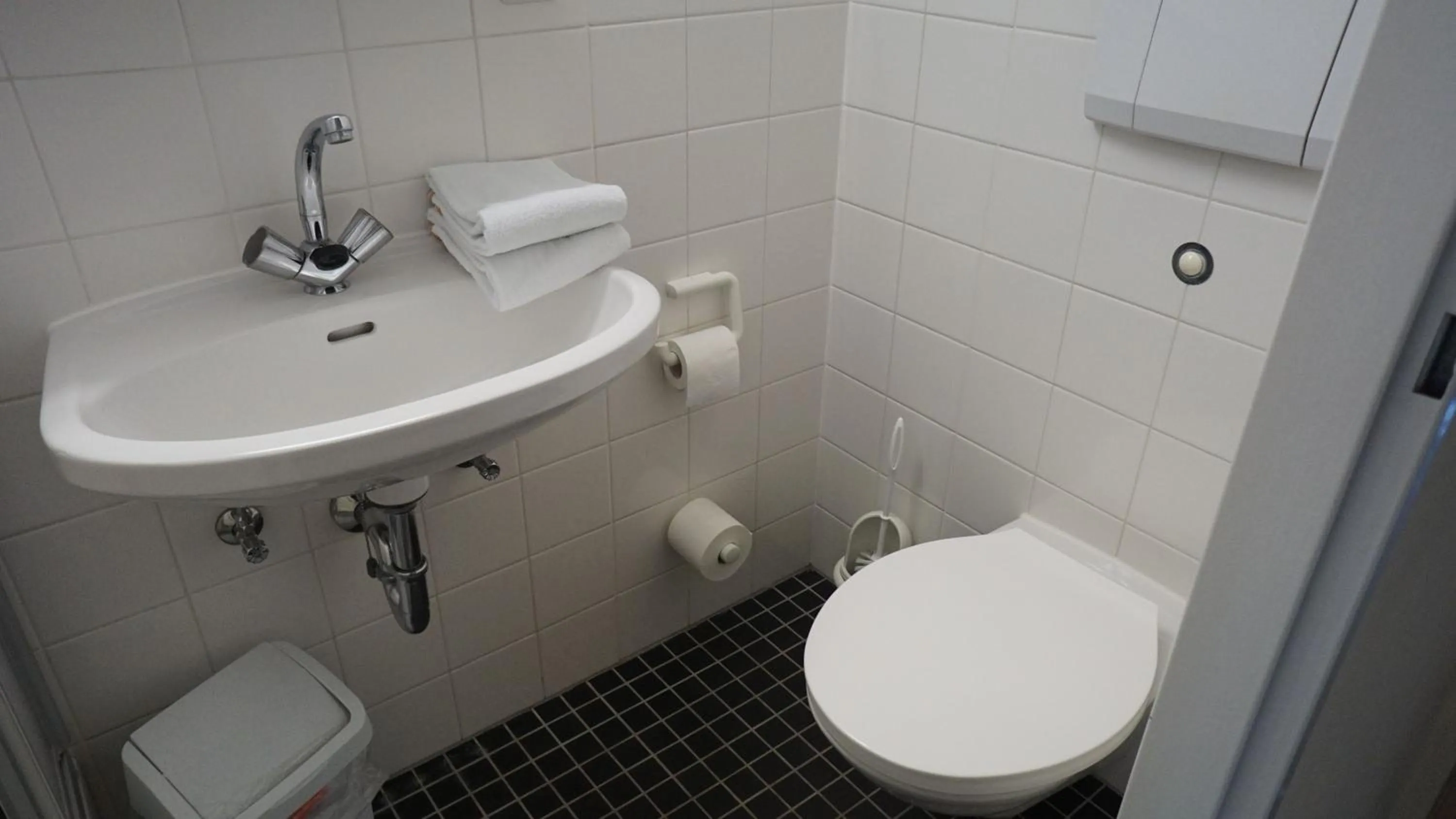 Bathroom in DJH Jugendherberge Dresden - Jugendgästehaus