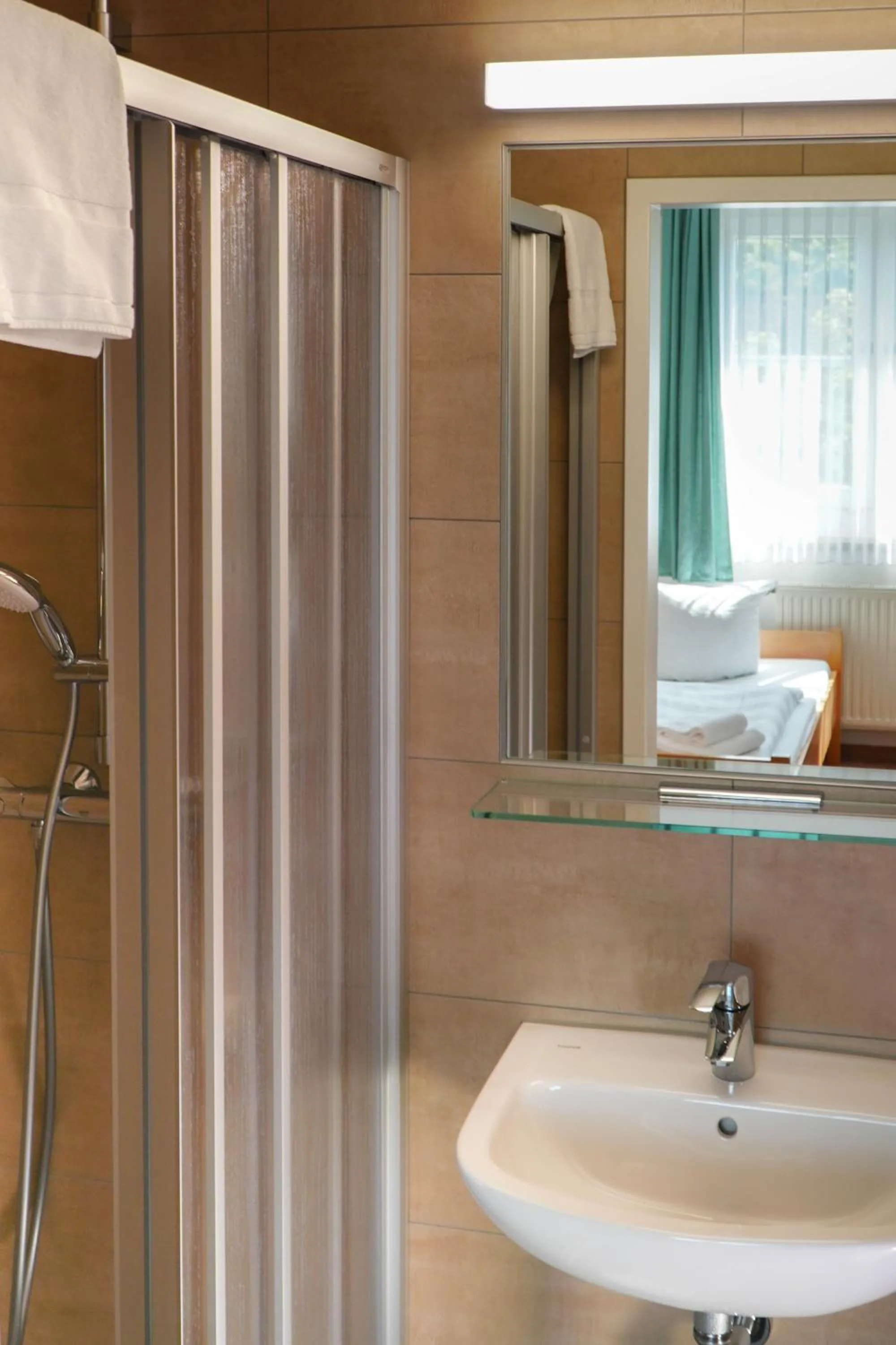 Shower in DJH Jugendherberge Dresden - Jugendgästehaus