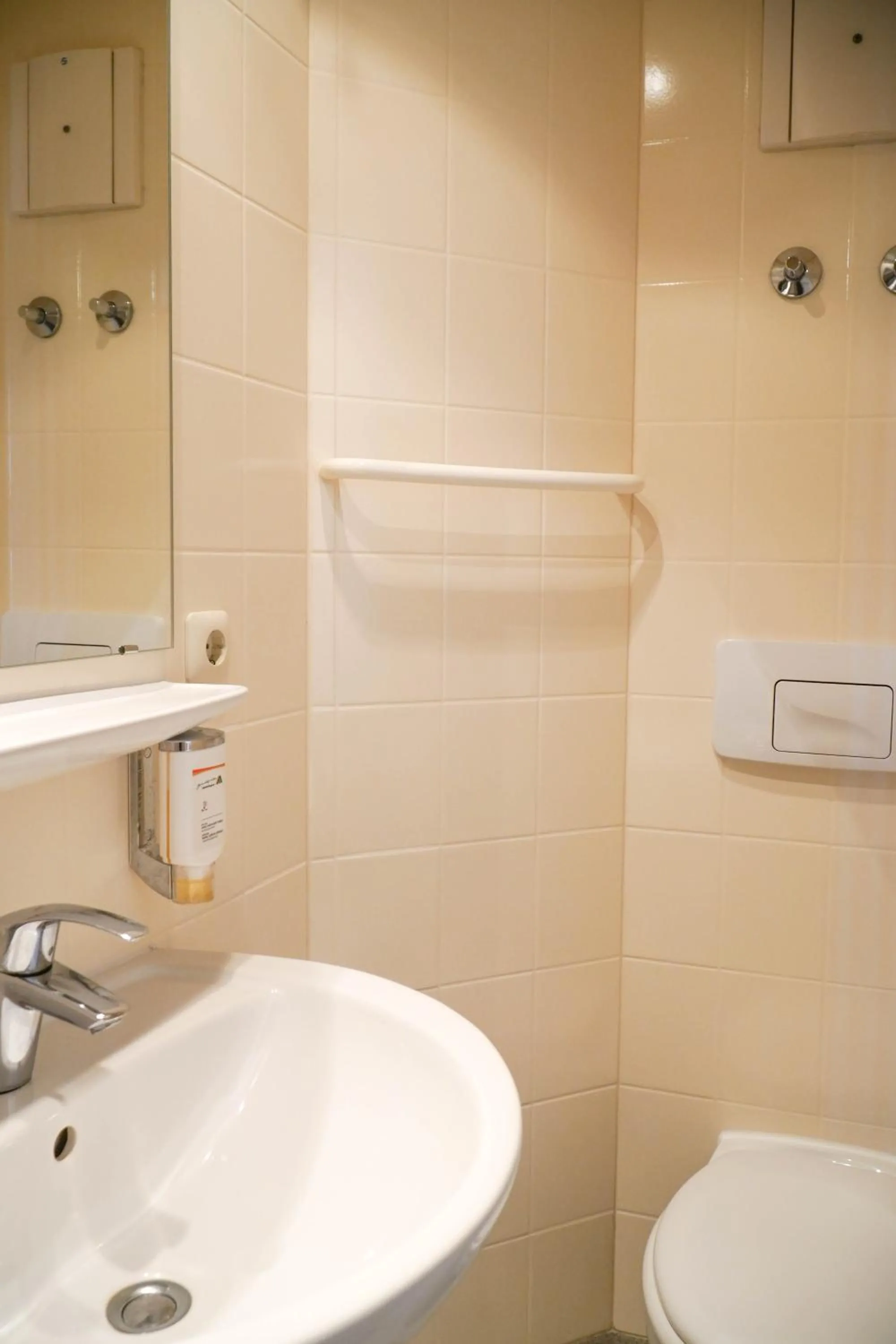 Bathroom in DJH Jugendherberge Dresden - Jugendgästehaus