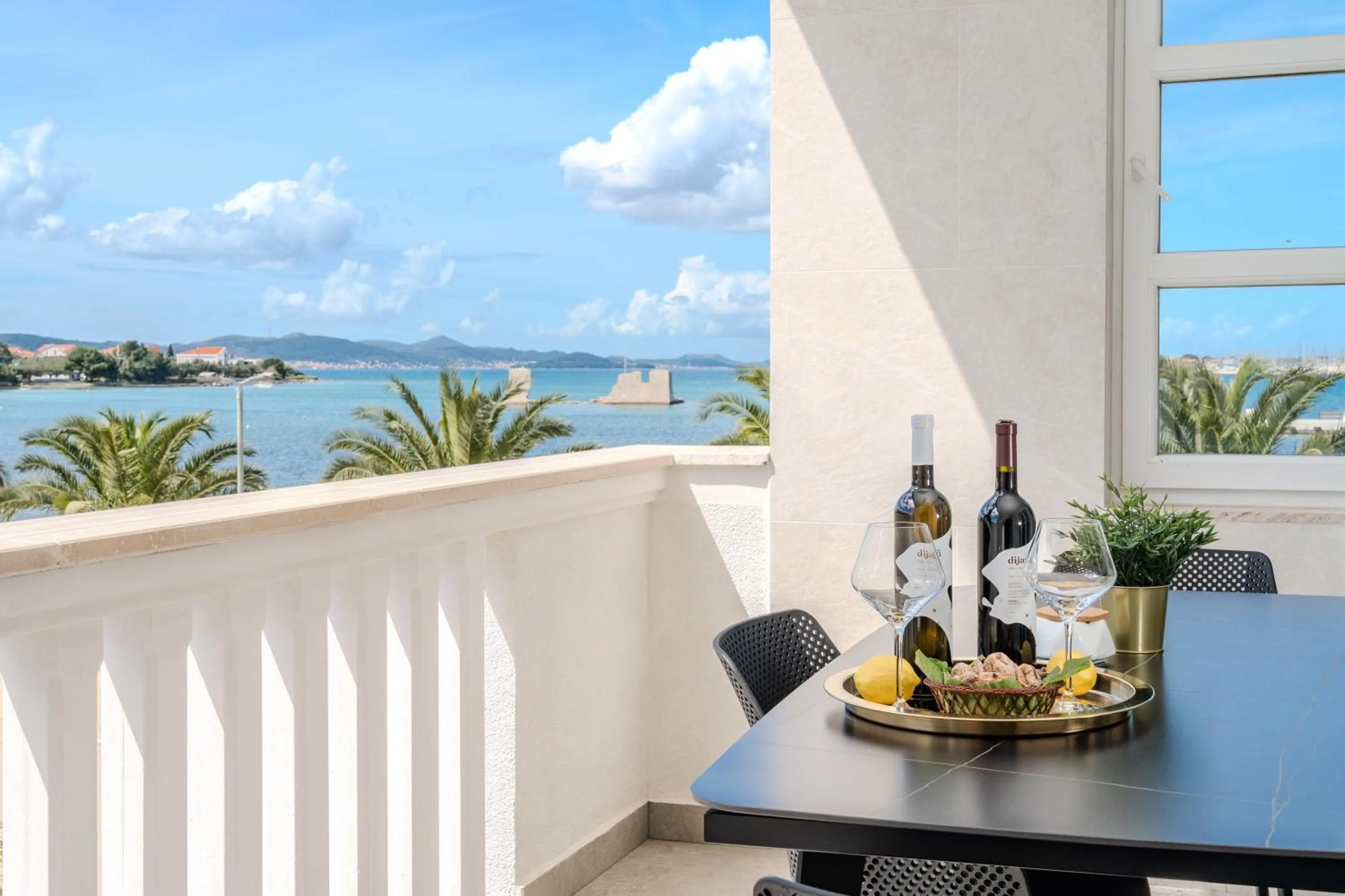 Deluxe One-Bedroom Apartment with Balcony  in Design Apartments Dijan
