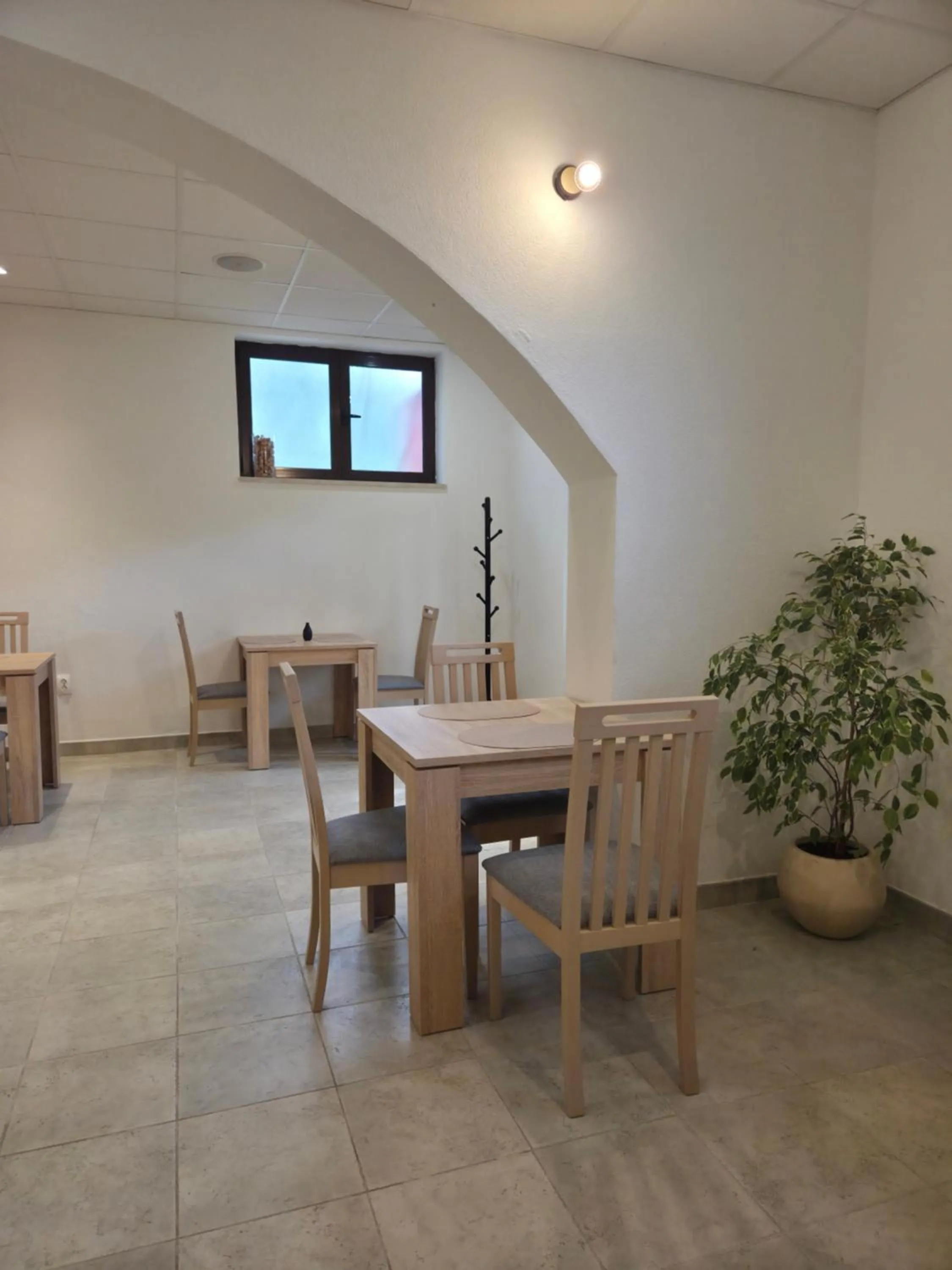 Restaurant/places to eat in Apartments G