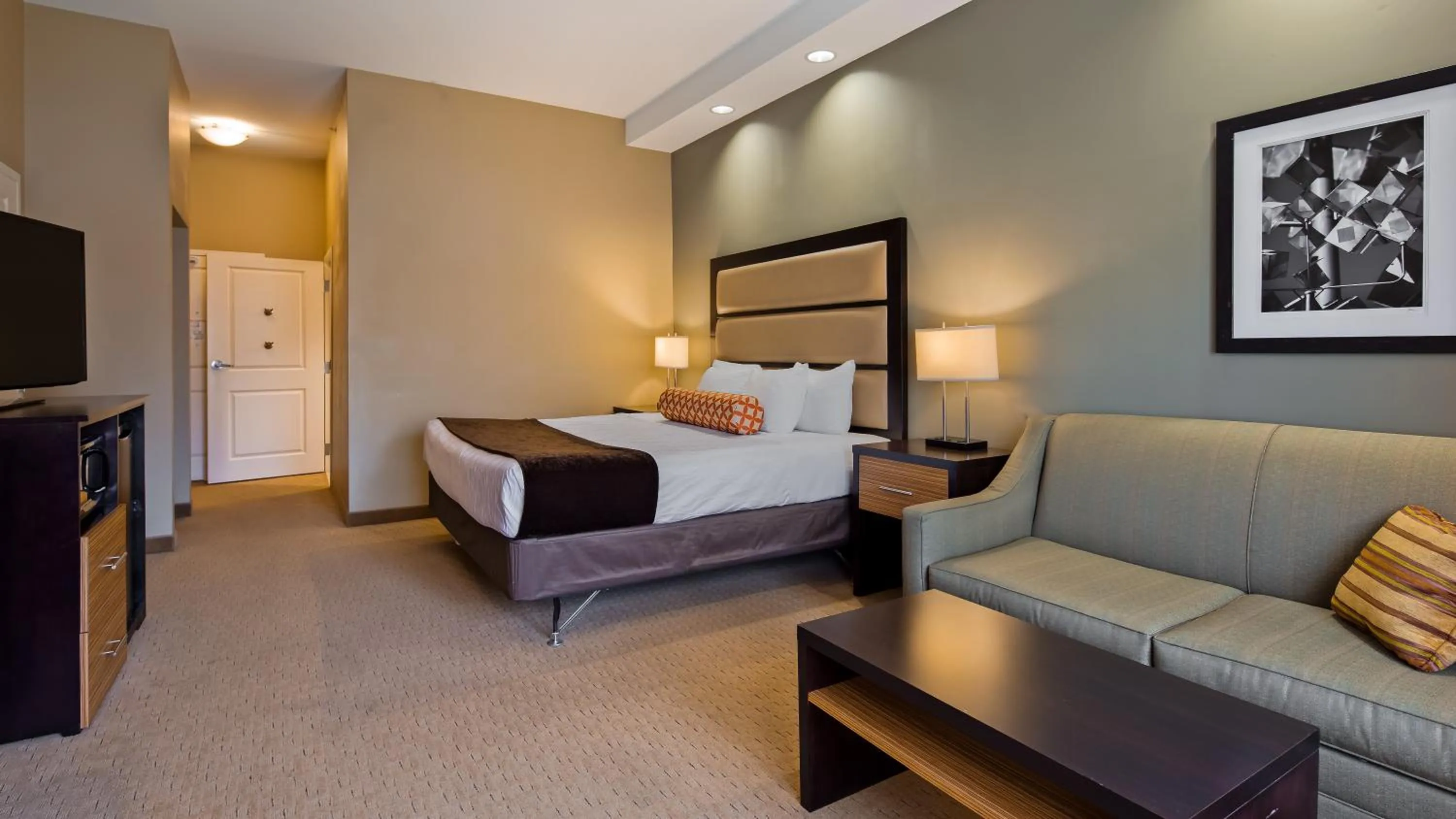 Guests, Bed in Best Western Plus College Park Hotel