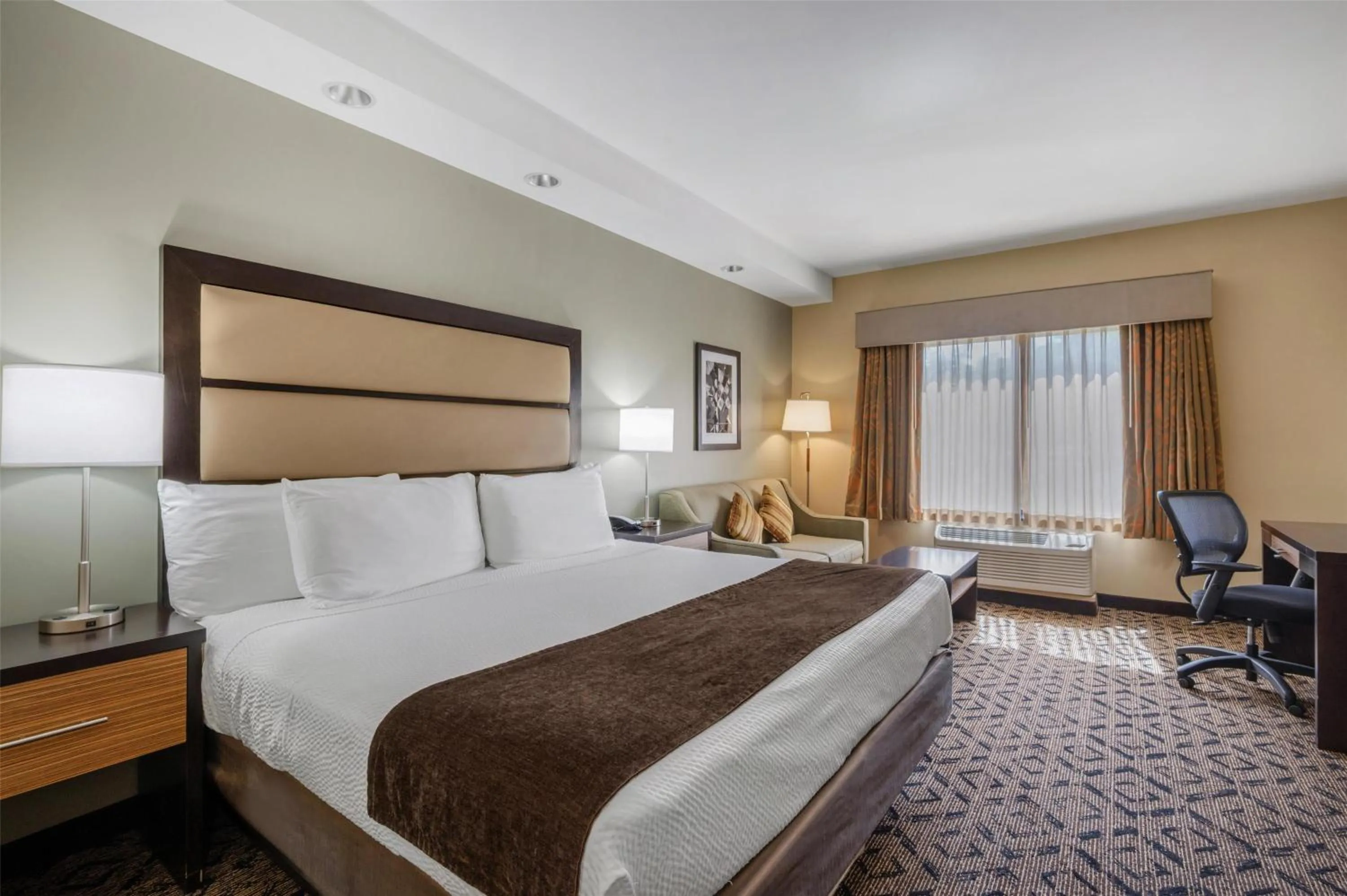 Bedroom, Bed in Best Western Plus College Park Hotel