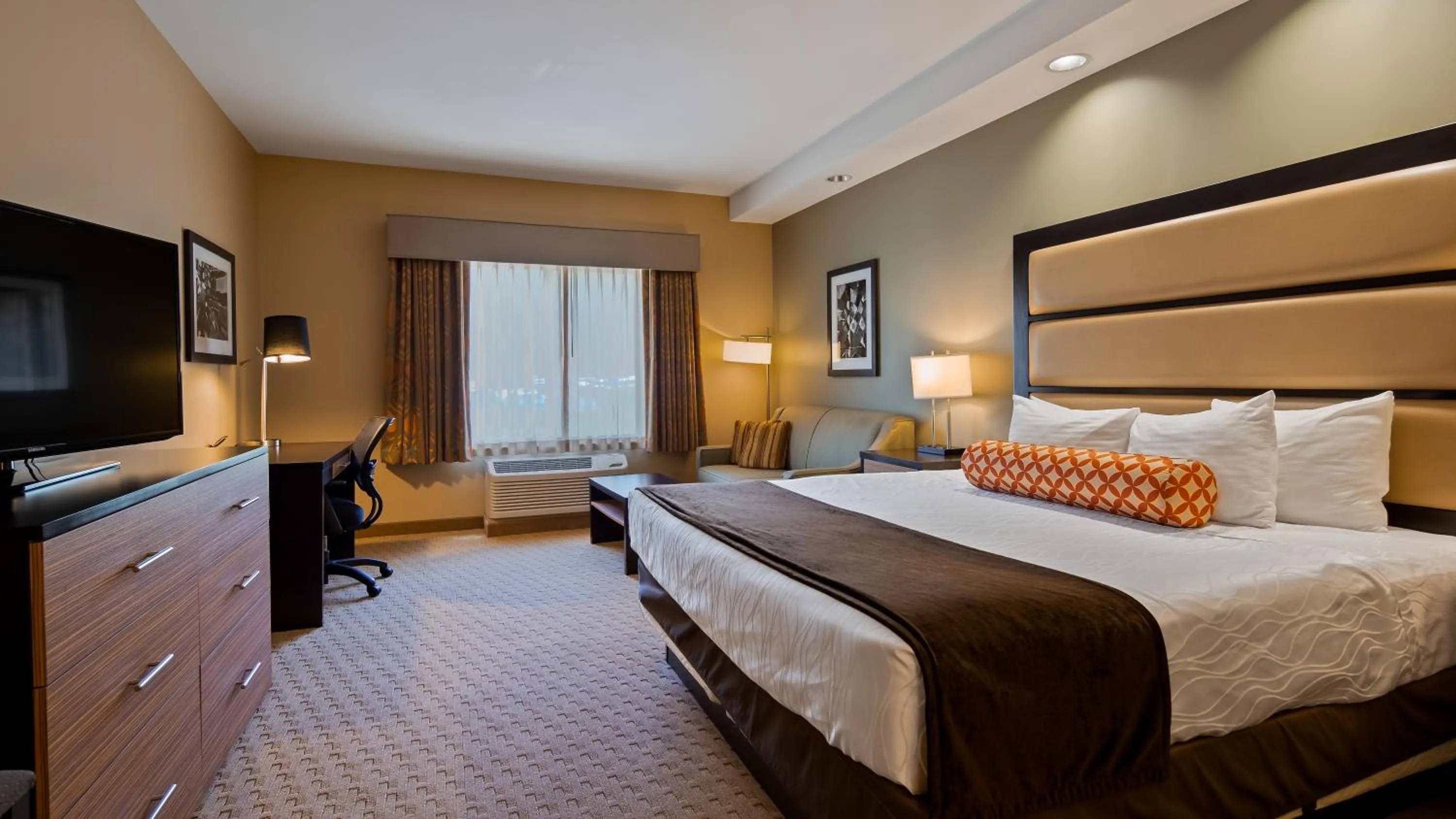 Guests, Bed in Best Western Plus College Park Hotel