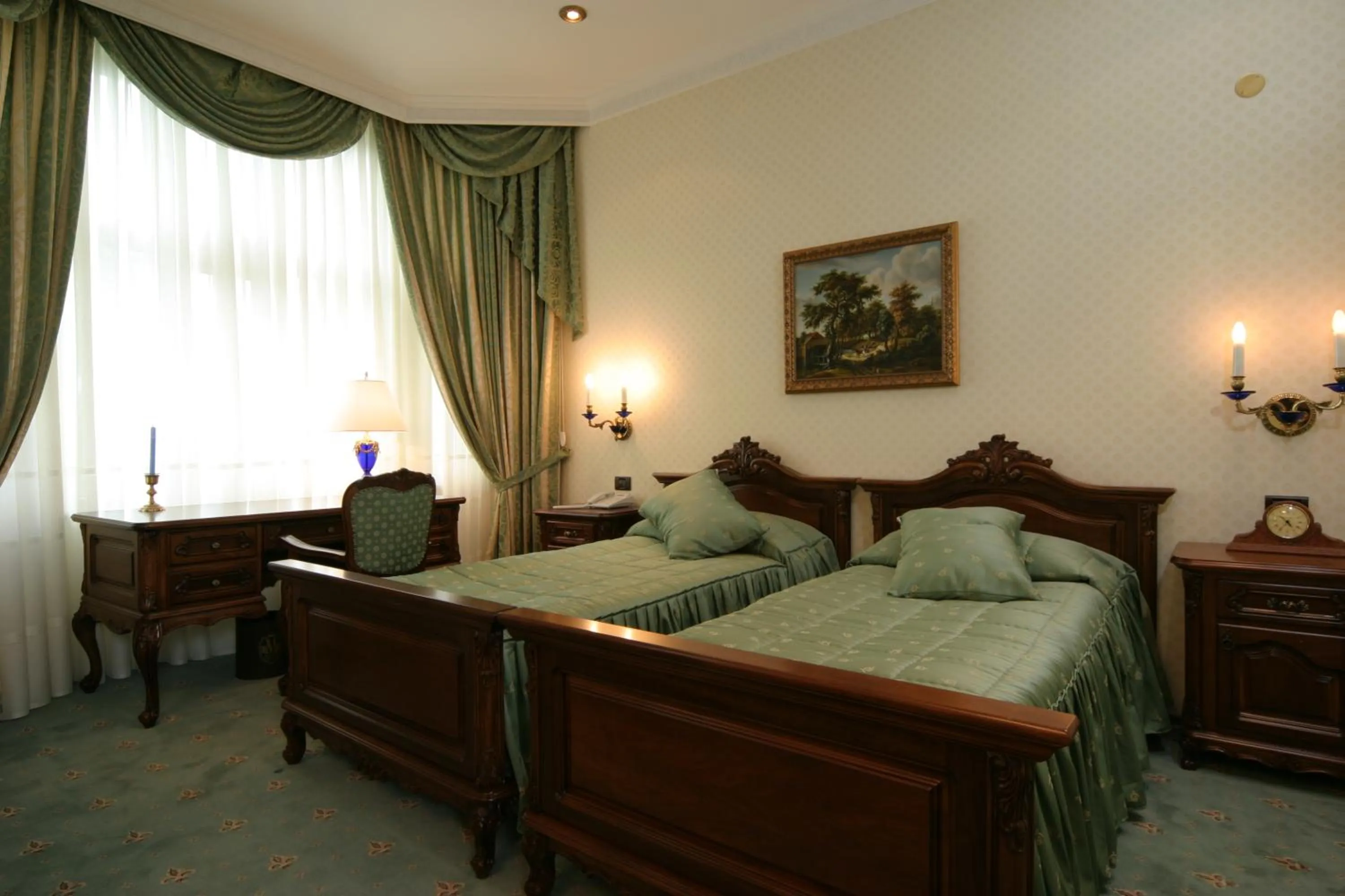 Bedroom, Bed in Grand Hotel London