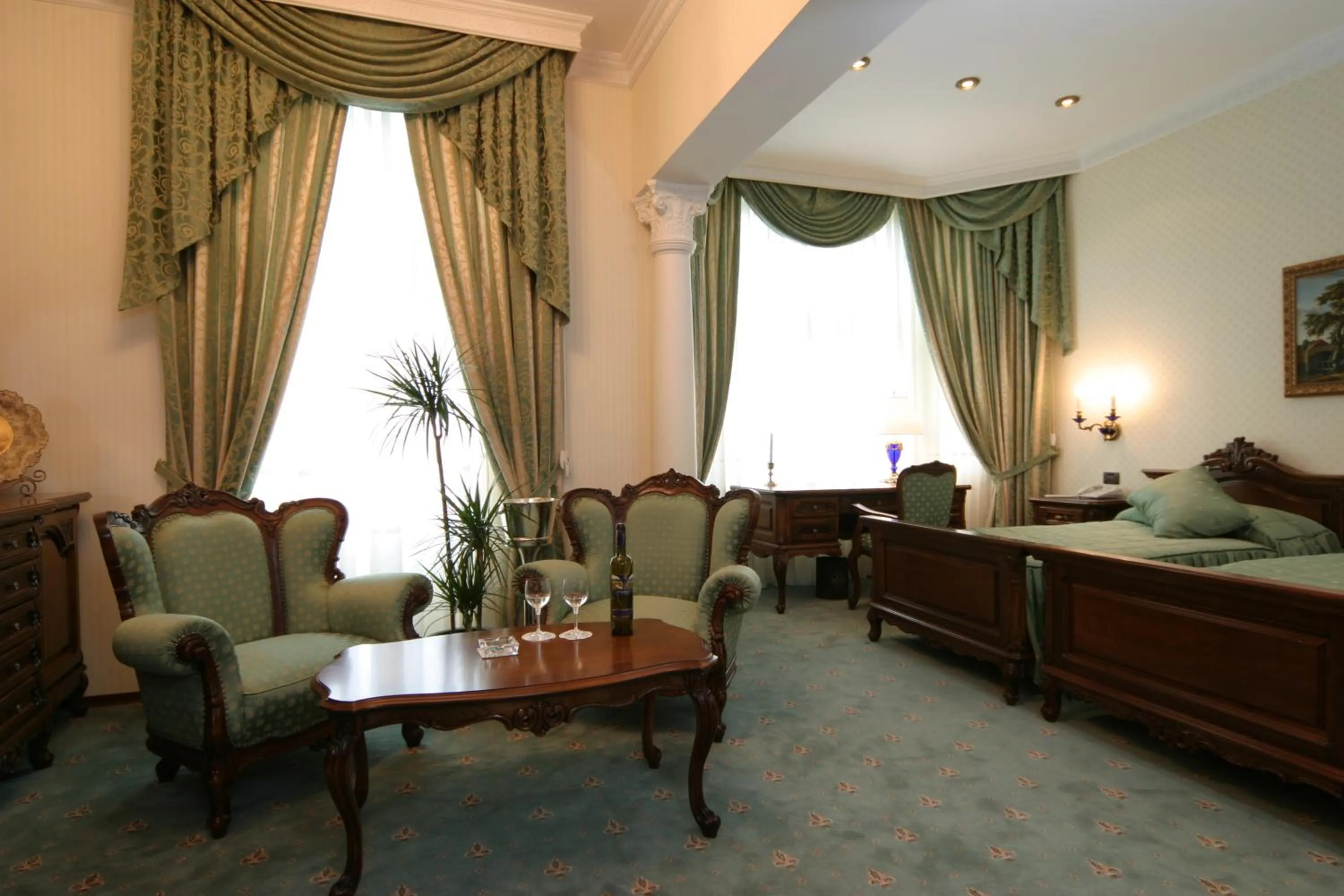 Bedroom, Bed in Grand Hotel London