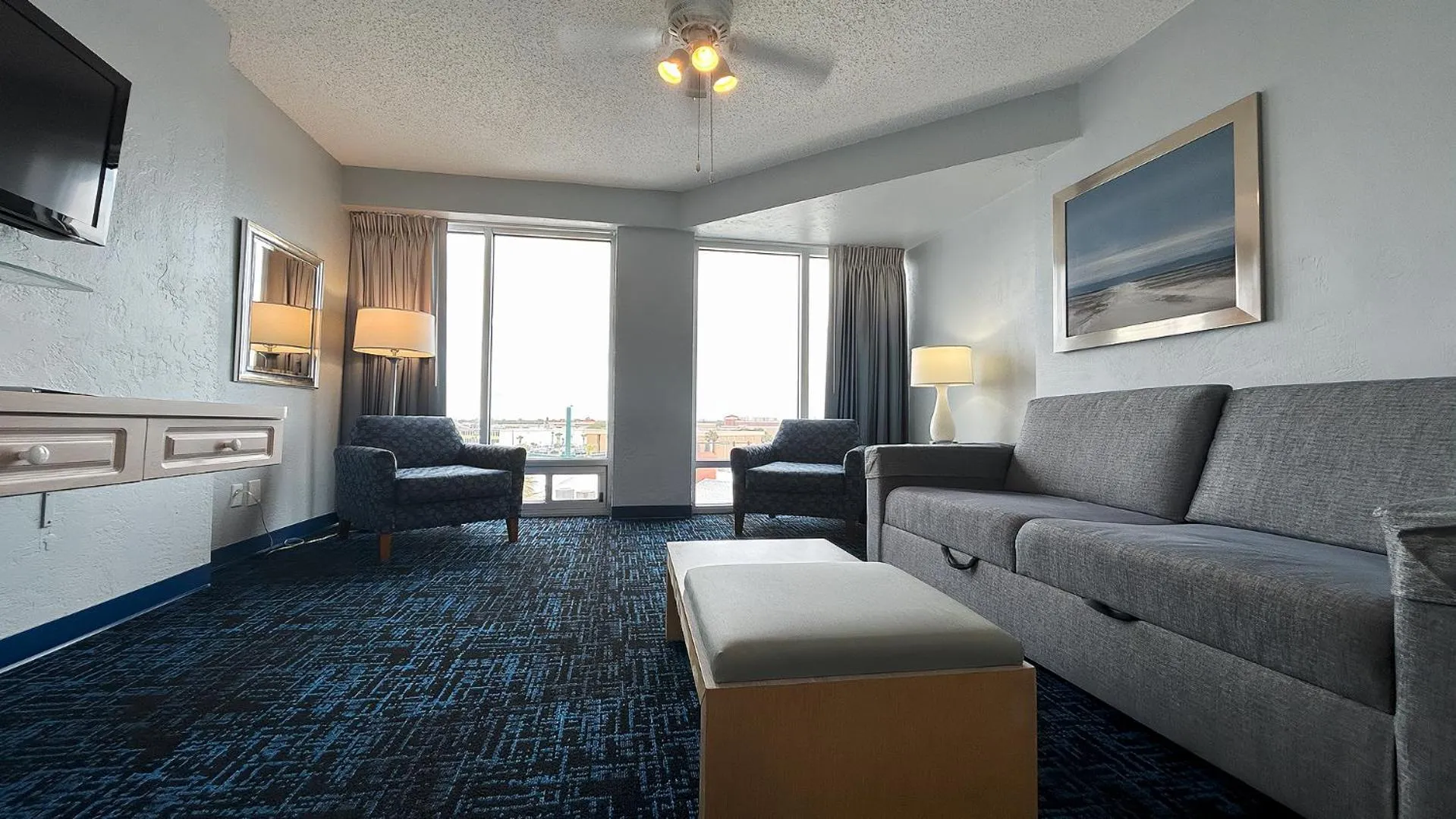 Communal lounge/ TV room in Ocean East Resort Club