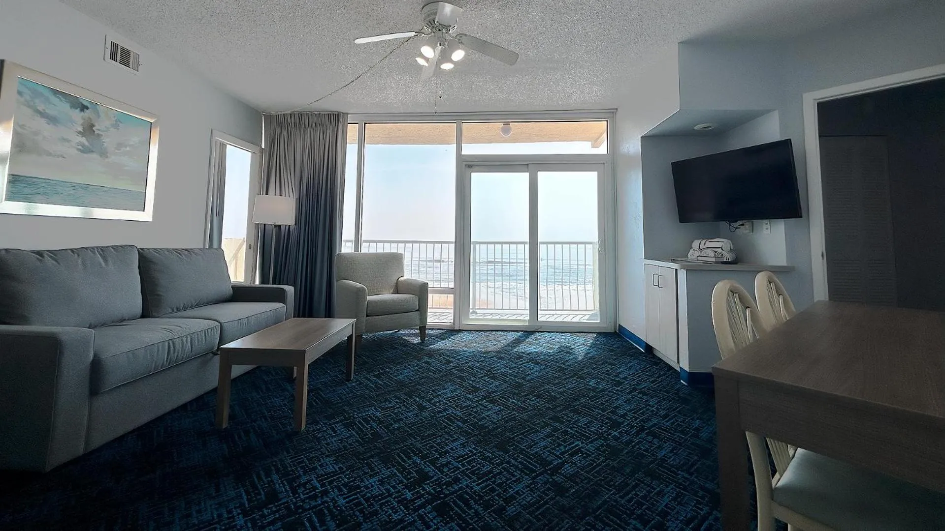 Communal lounge/ TV room in Ocean East Resort Club