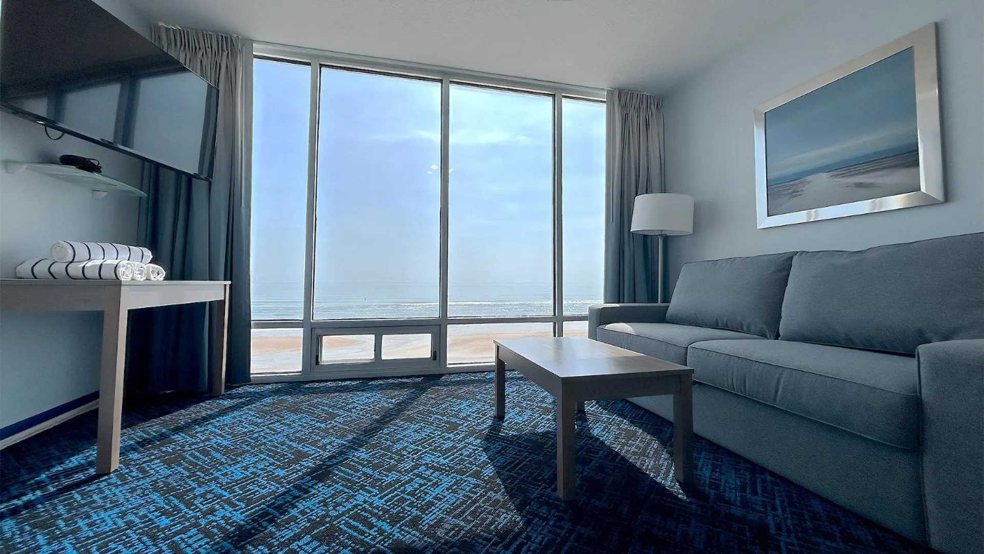 Communal lounge/ TV room in Ocean East Resort Club