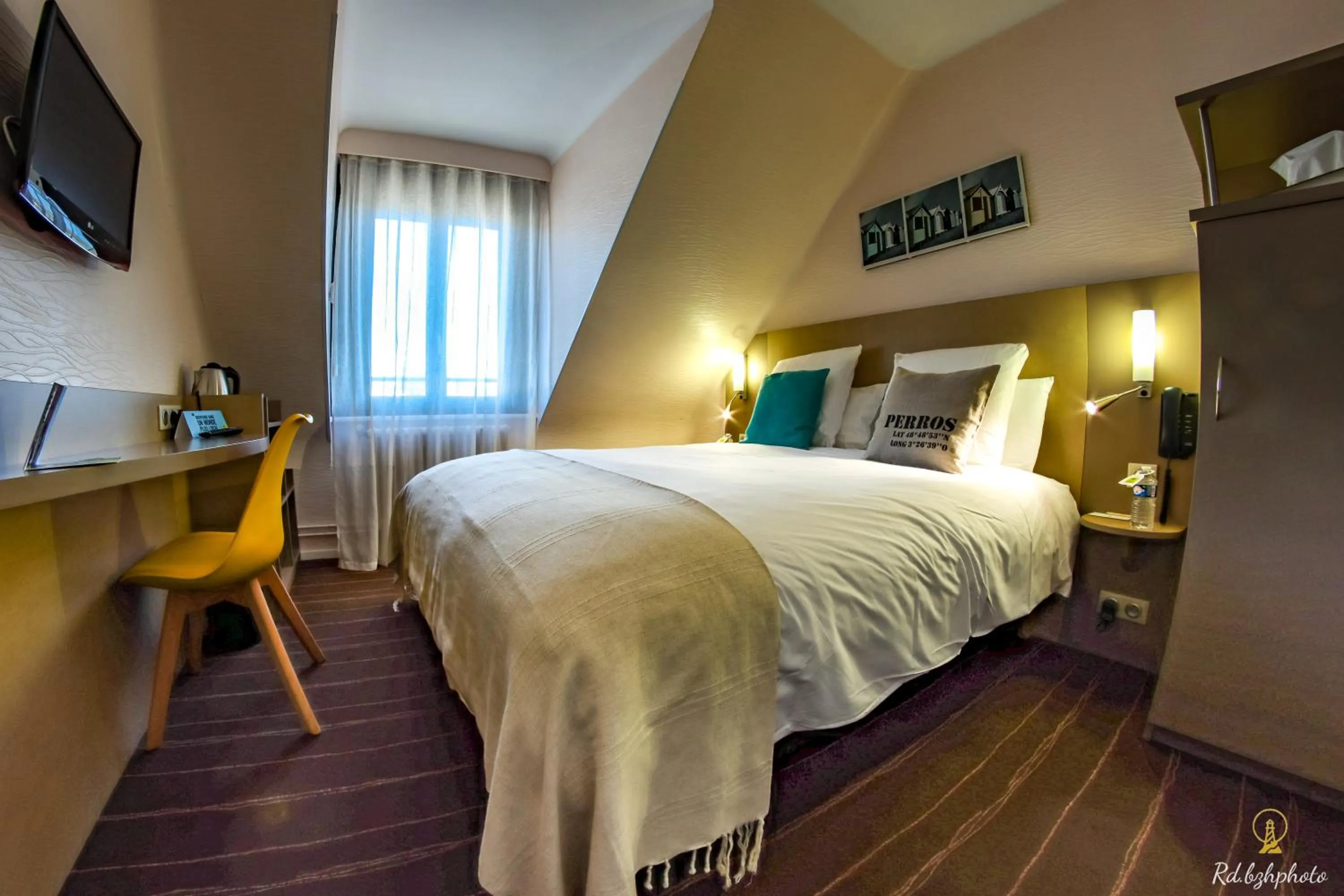 Photo of the whole room, Bed in Logis Hôtel du Parc