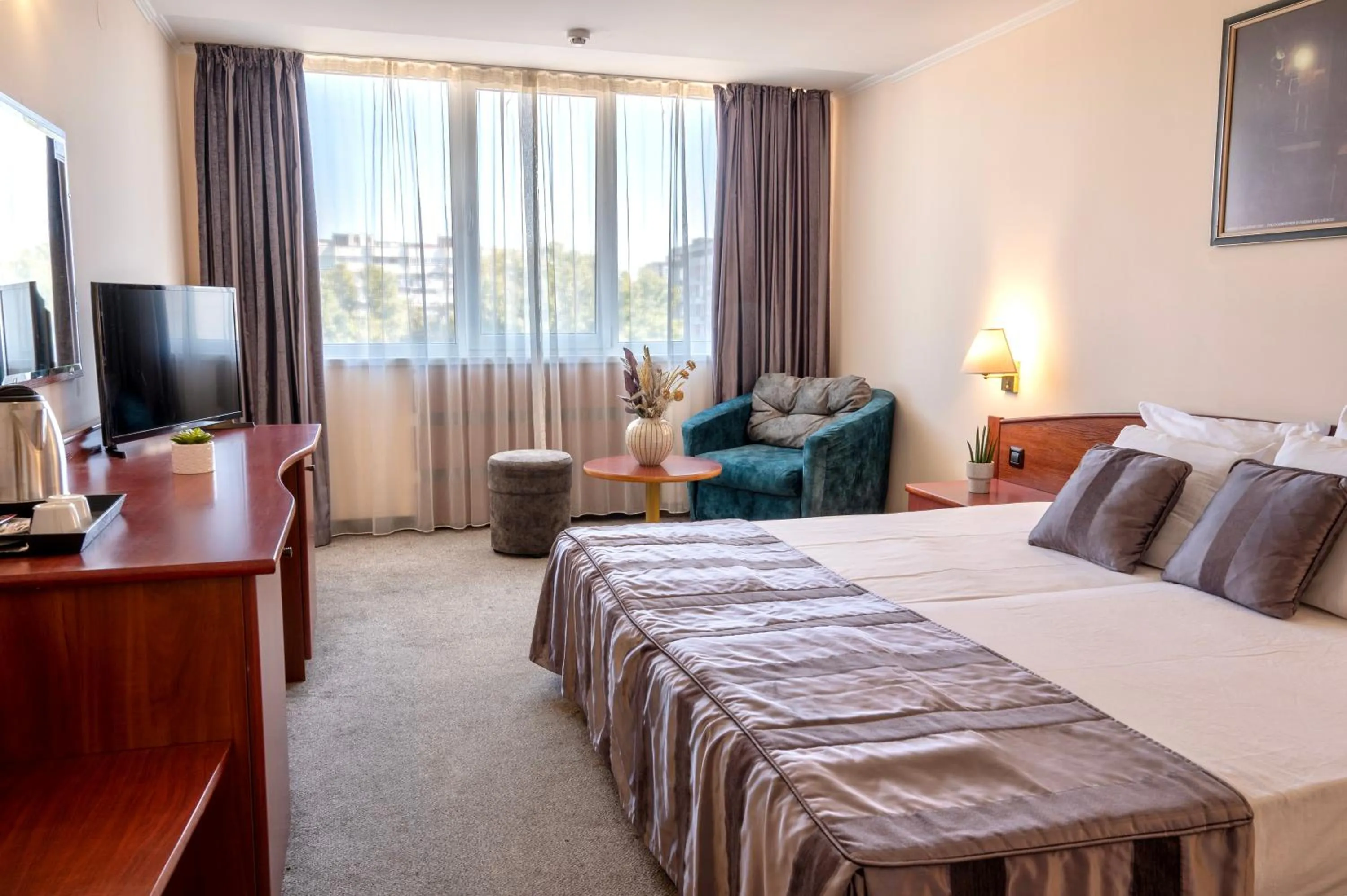 Communal lounge/ TV room, Bed in Hotel Orbita