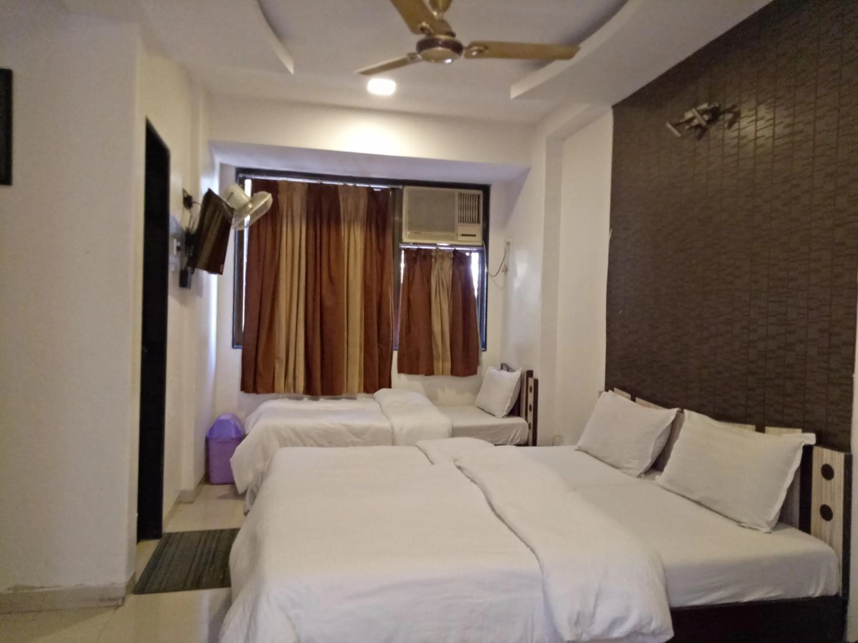 Bed in Hotel Navi Mumbai