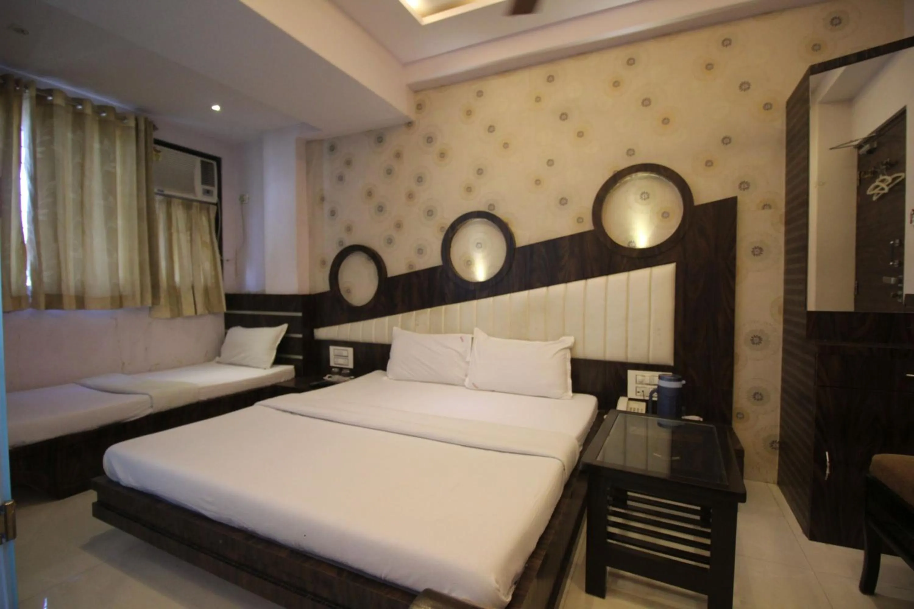 Bed in Hotel Navi Mumbai