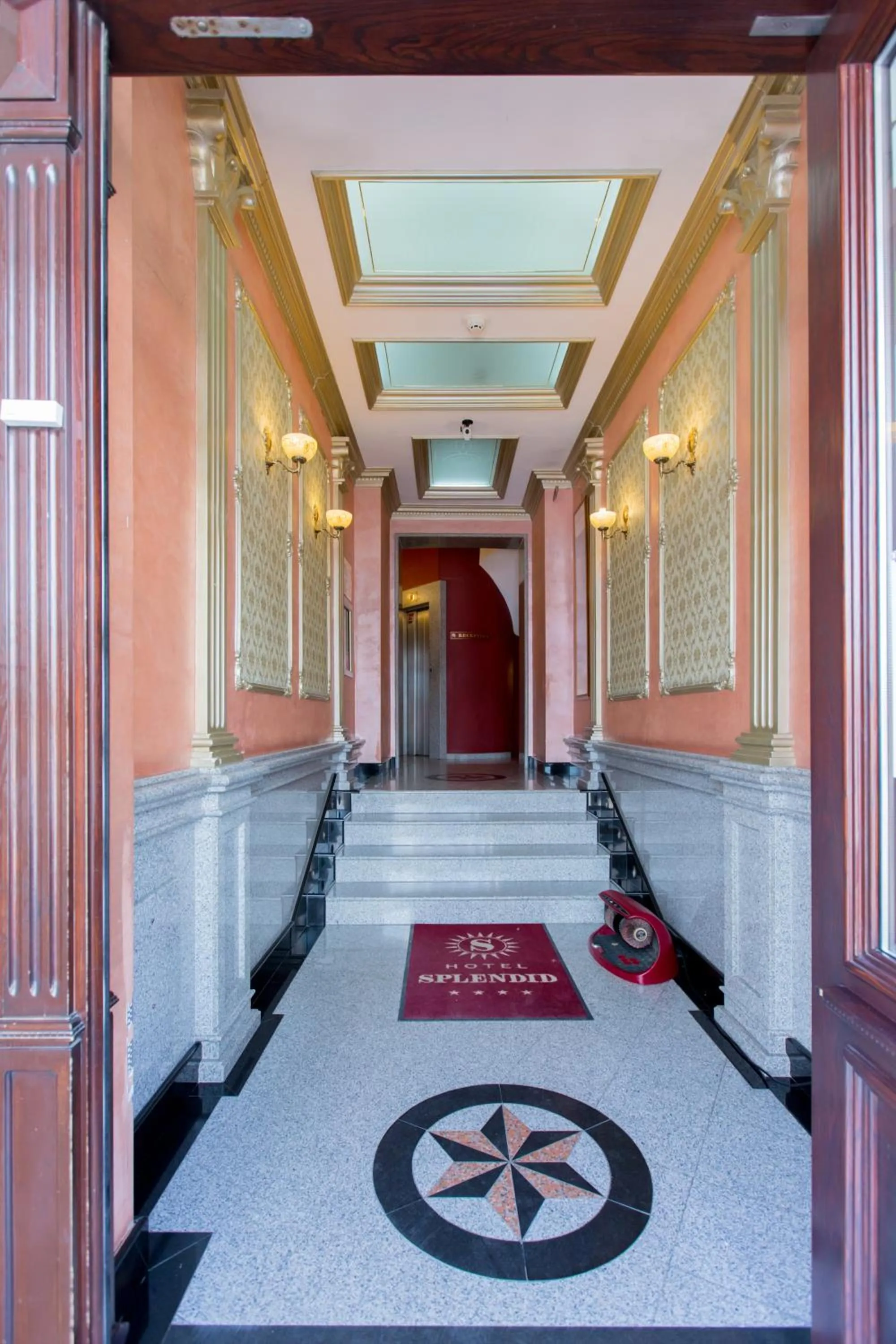 Facade/entrance in Boutique Splendid Hotel