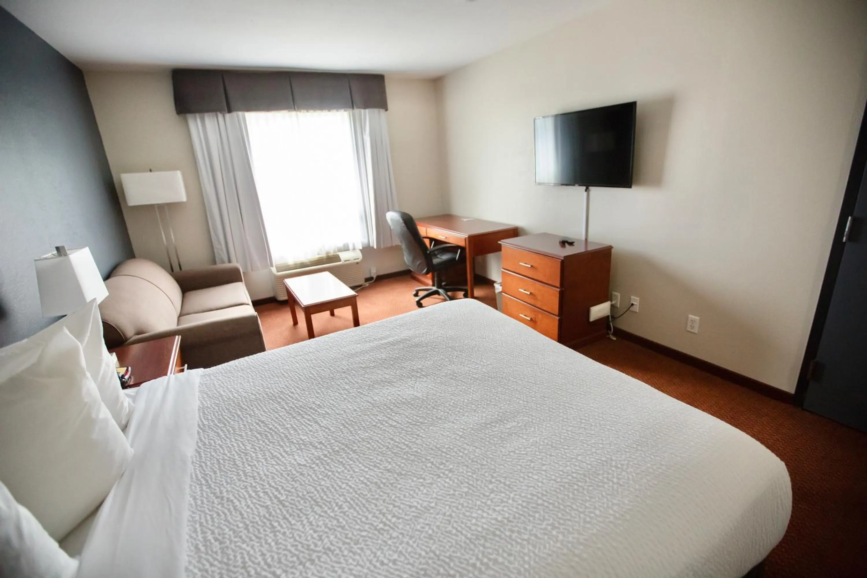 Bedroom, Bed in Super 8 by Wyndham Whitecourt