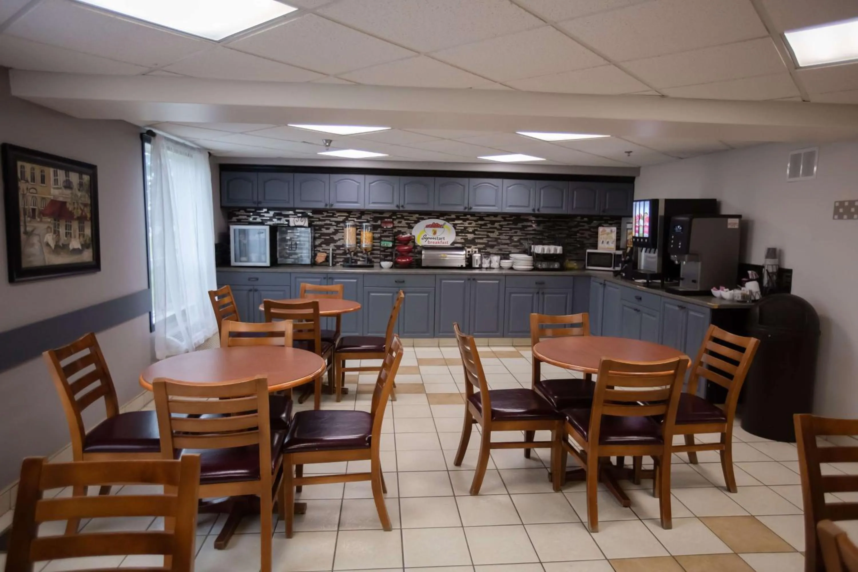 Restaurant/places to eat in Super 8 by Wyndham Whitecourt