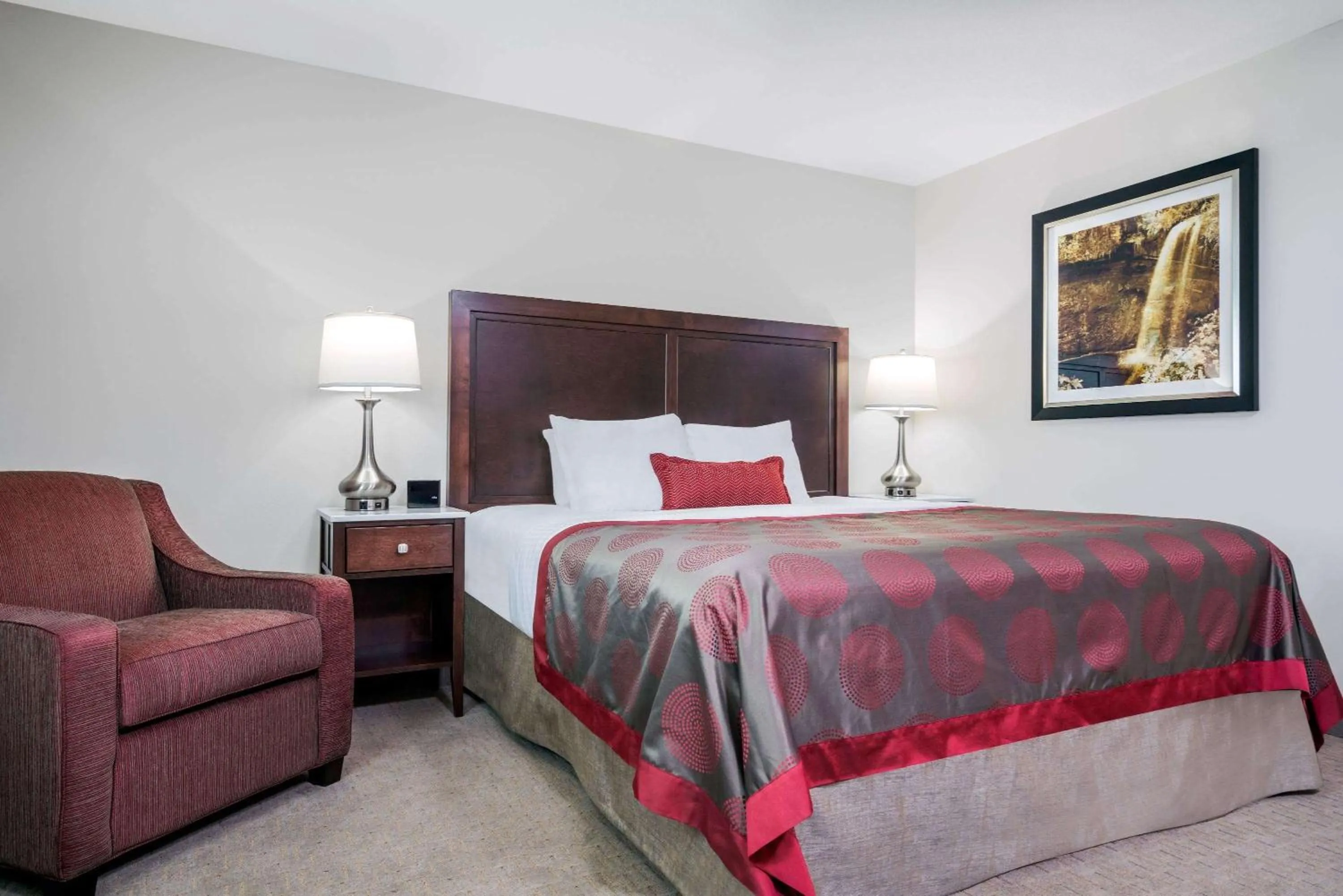 Photo of the whole room, Bed in Ramada by Wyndham Minneapolis Golden Valley