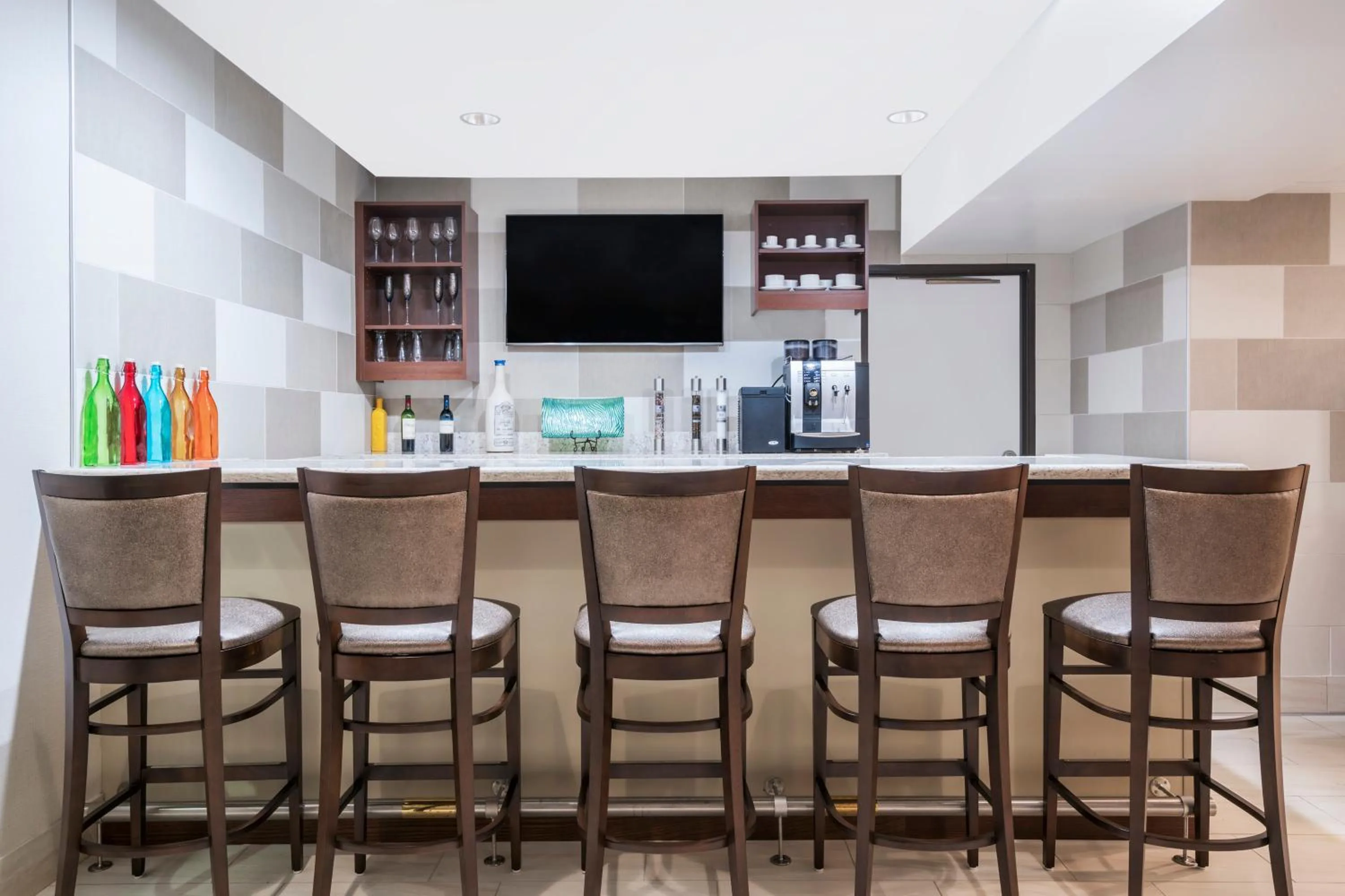 Lounge or bar in Ramada by Wyndham Minneapolis Golden Valley
