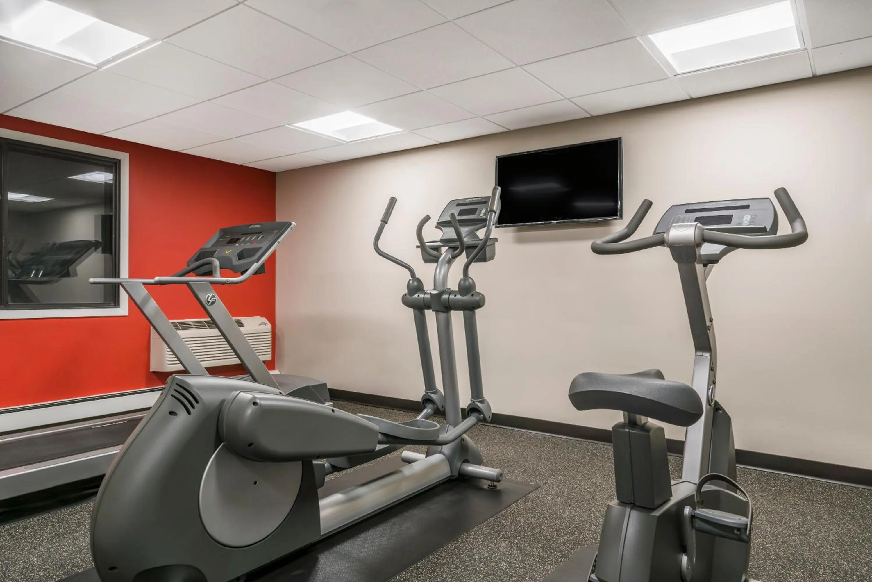 Fitness centre/facilities in Ramada by Wyndham Minneapolis Golden Valley