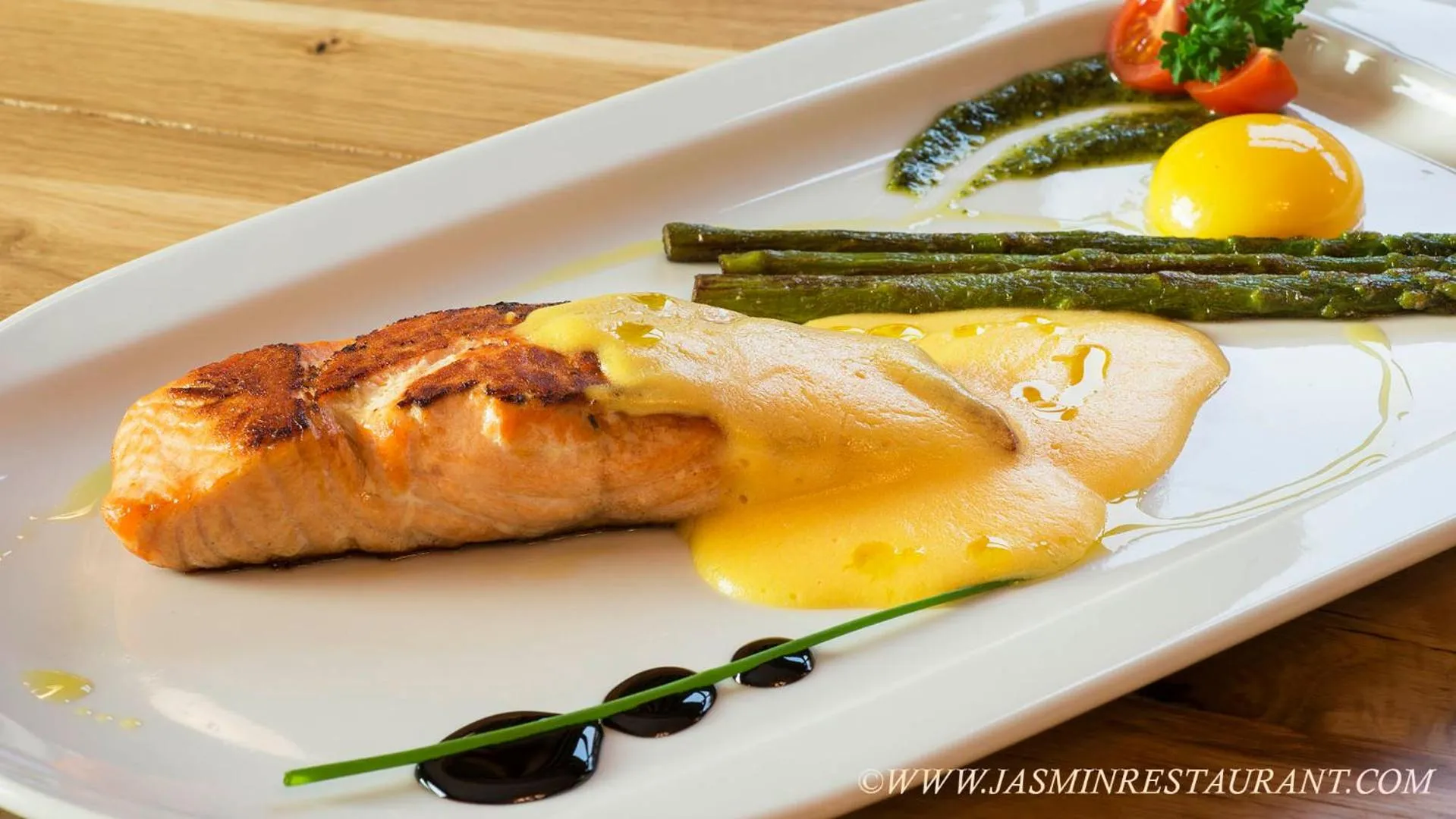 Text overlay in Jasmin Hotel