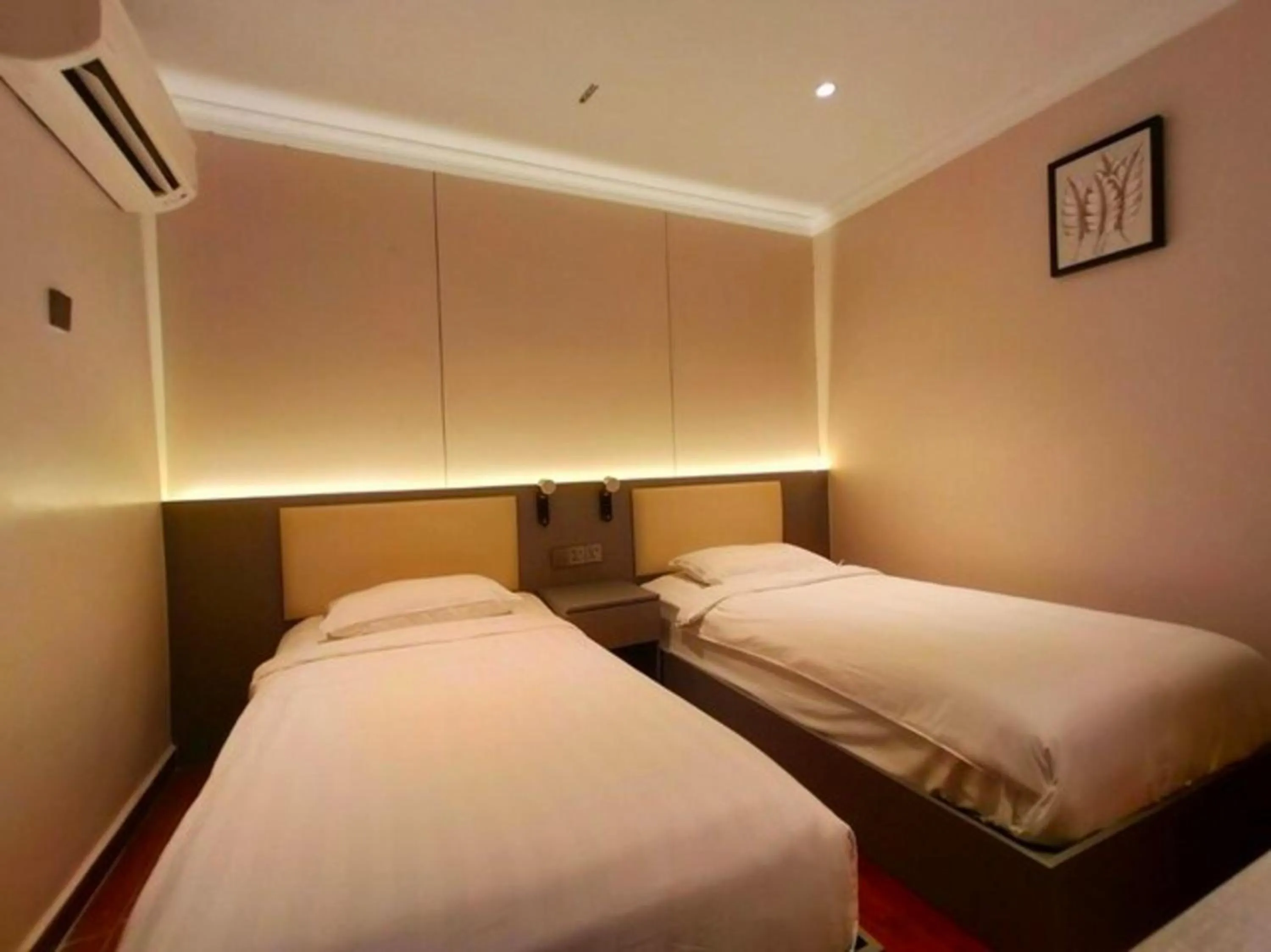 Bedroom, Bed in Hotel O GHC Near Penang Street Art Formerly Queen City Hotel