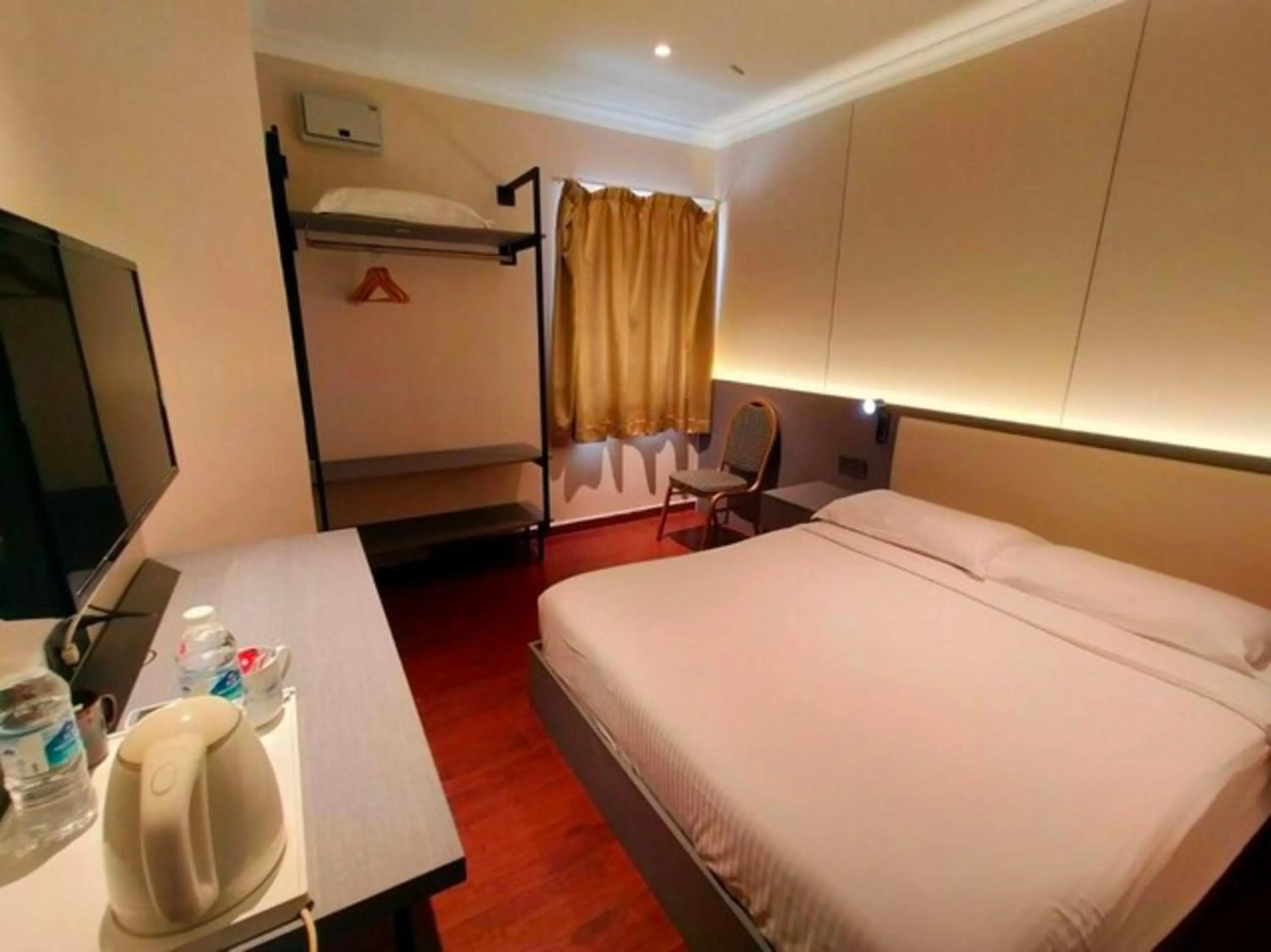 Bedroom, Bed in Hotel O GHC Near Penang Street Art Formerly Queen City Hotel