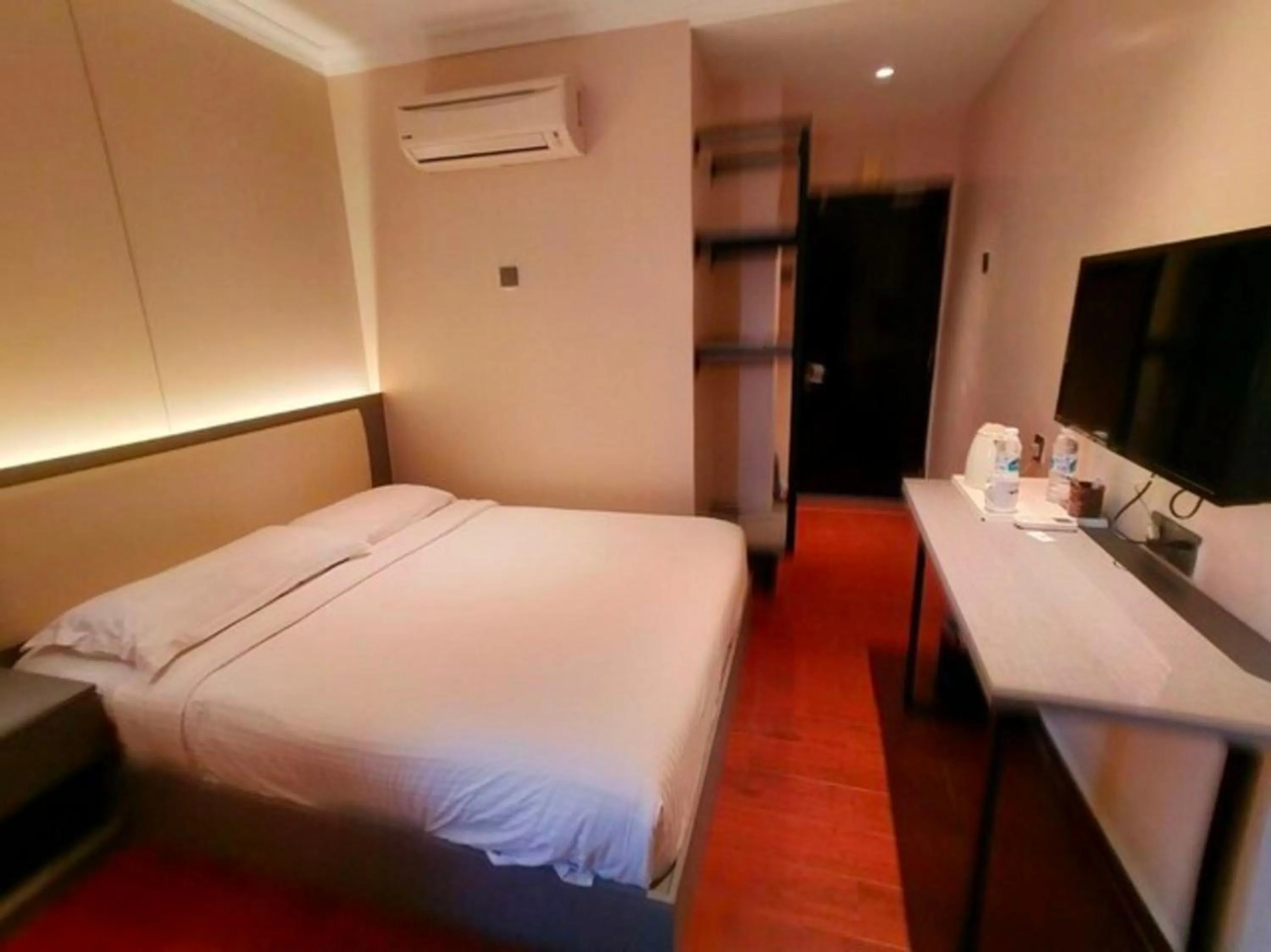 Bedroom, Bed in Hotel O GHC Near Penang Street Art Formerly Queen City Hotel