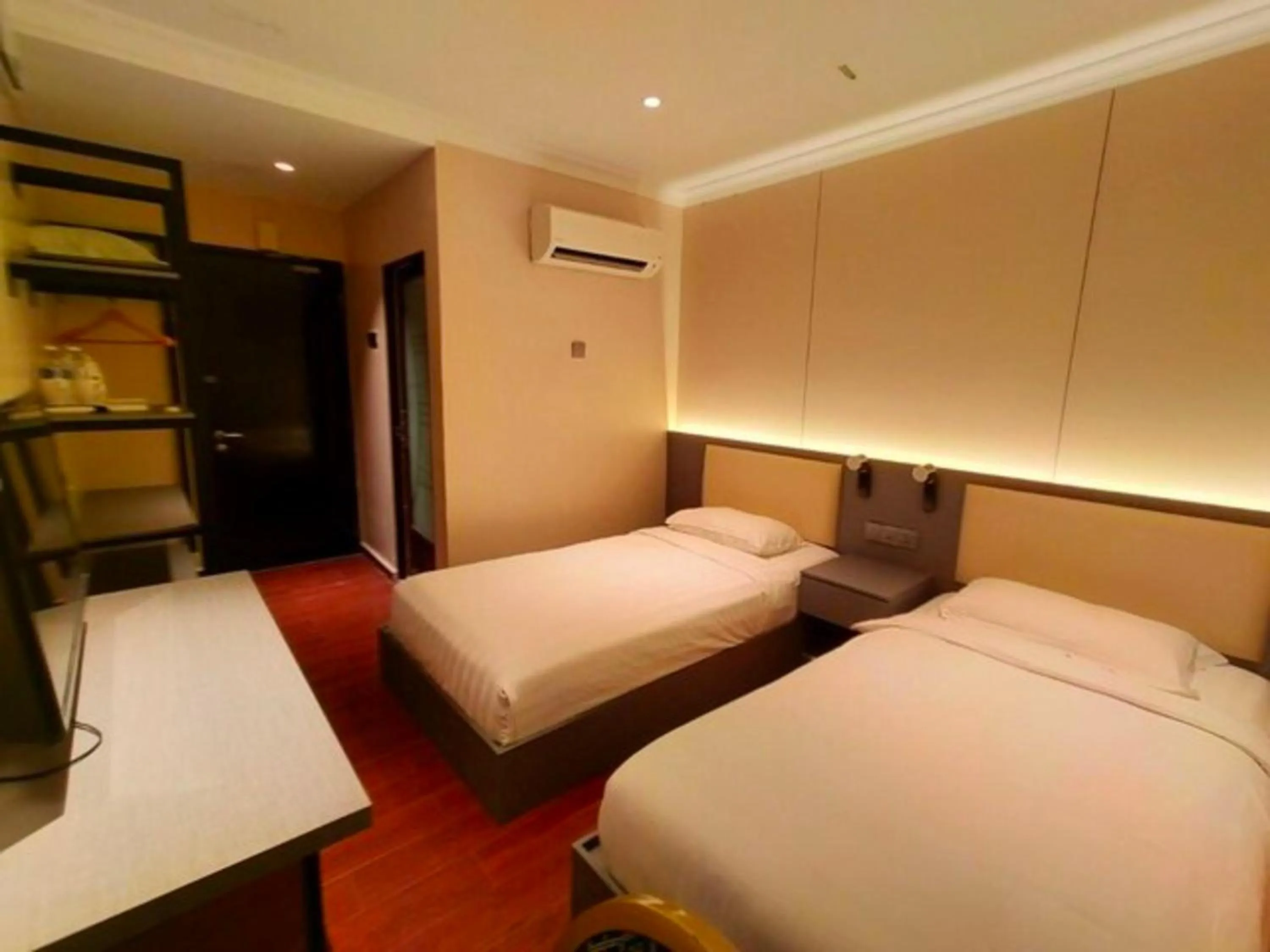 Bedroom, Bed in Hotel O GHC Near Penang Street Art Formerly Queen City Hotel