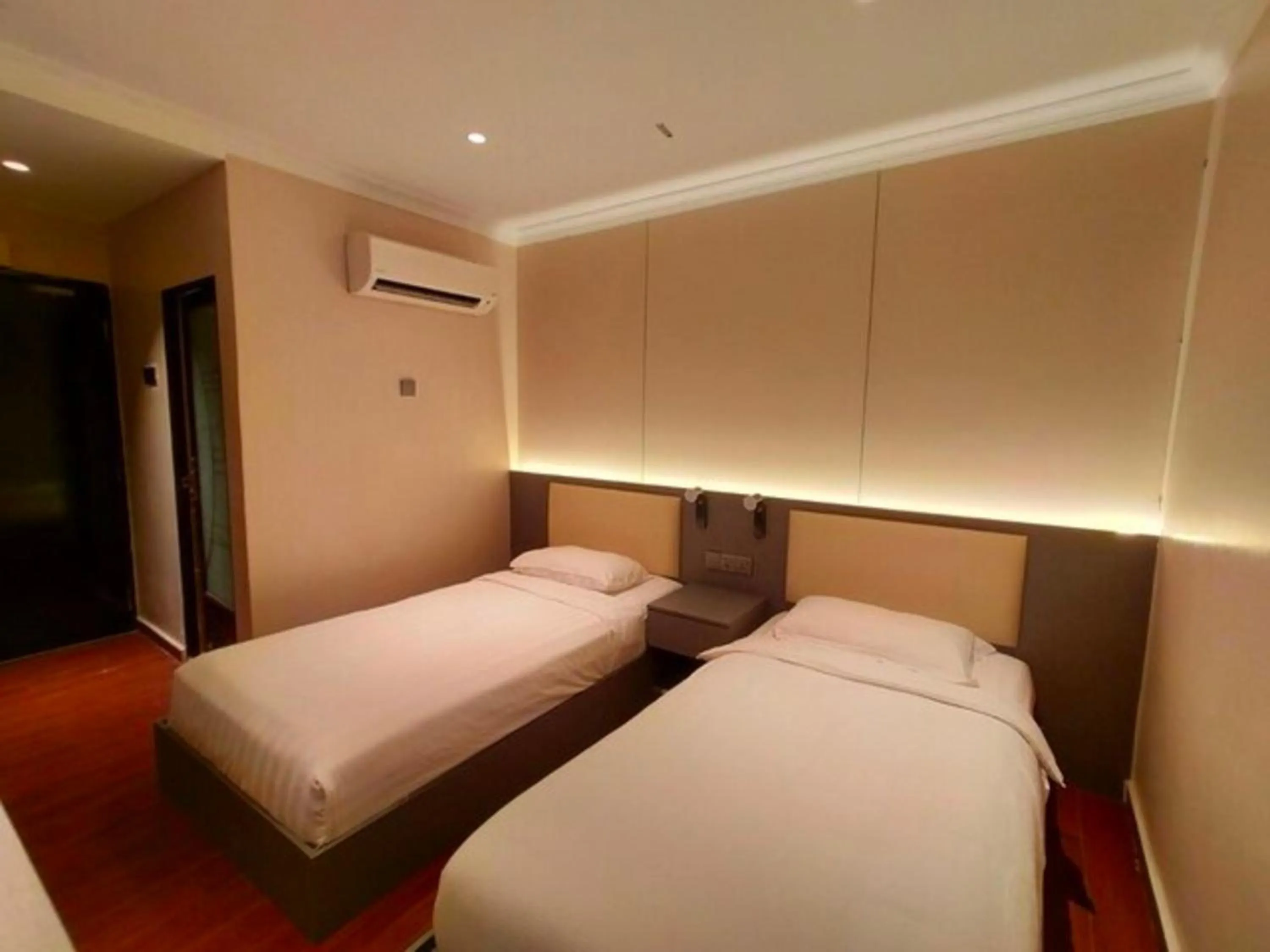 Bedroom, Bed in Hotel O GHC Near Penang Street Art Formerly Queen City Hotel