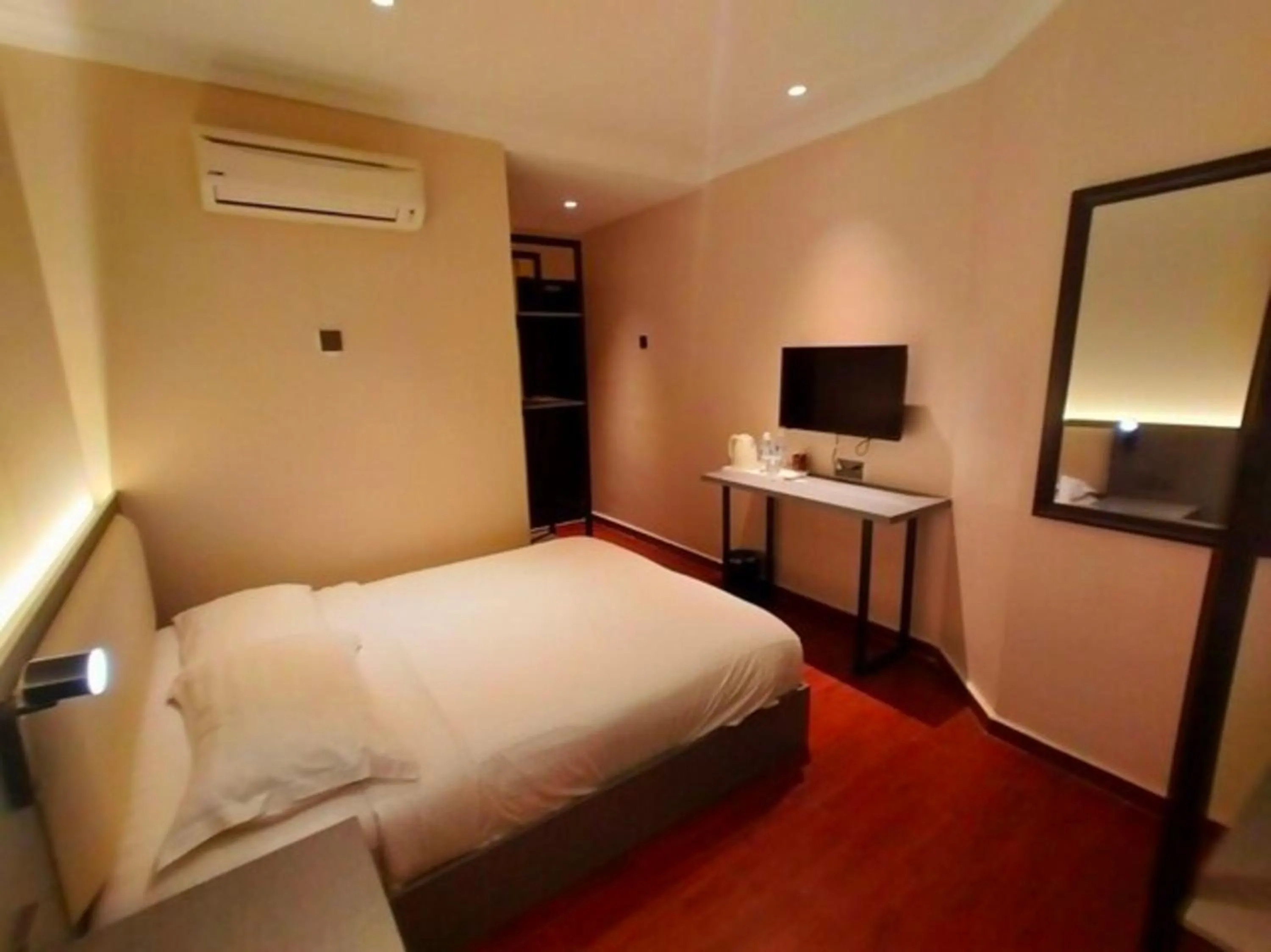 Bedroom, Bed in Hotel O GHC Near Penang Street Art Formerly Queen City Hotel