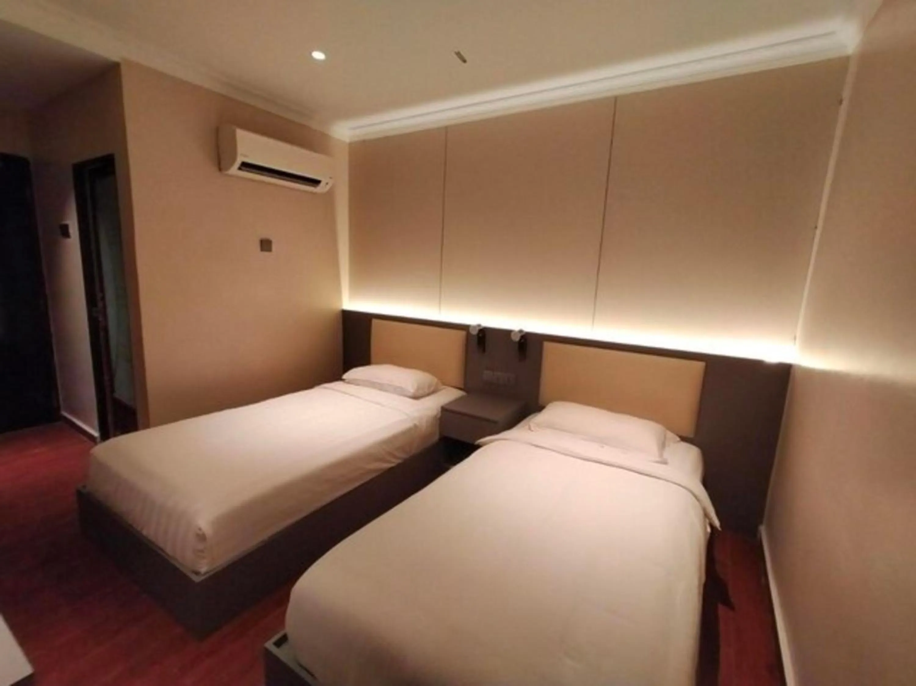 Bedroom, Bed in Hotel O GHC Near Penang Street Art Formerly Queen City Hotel