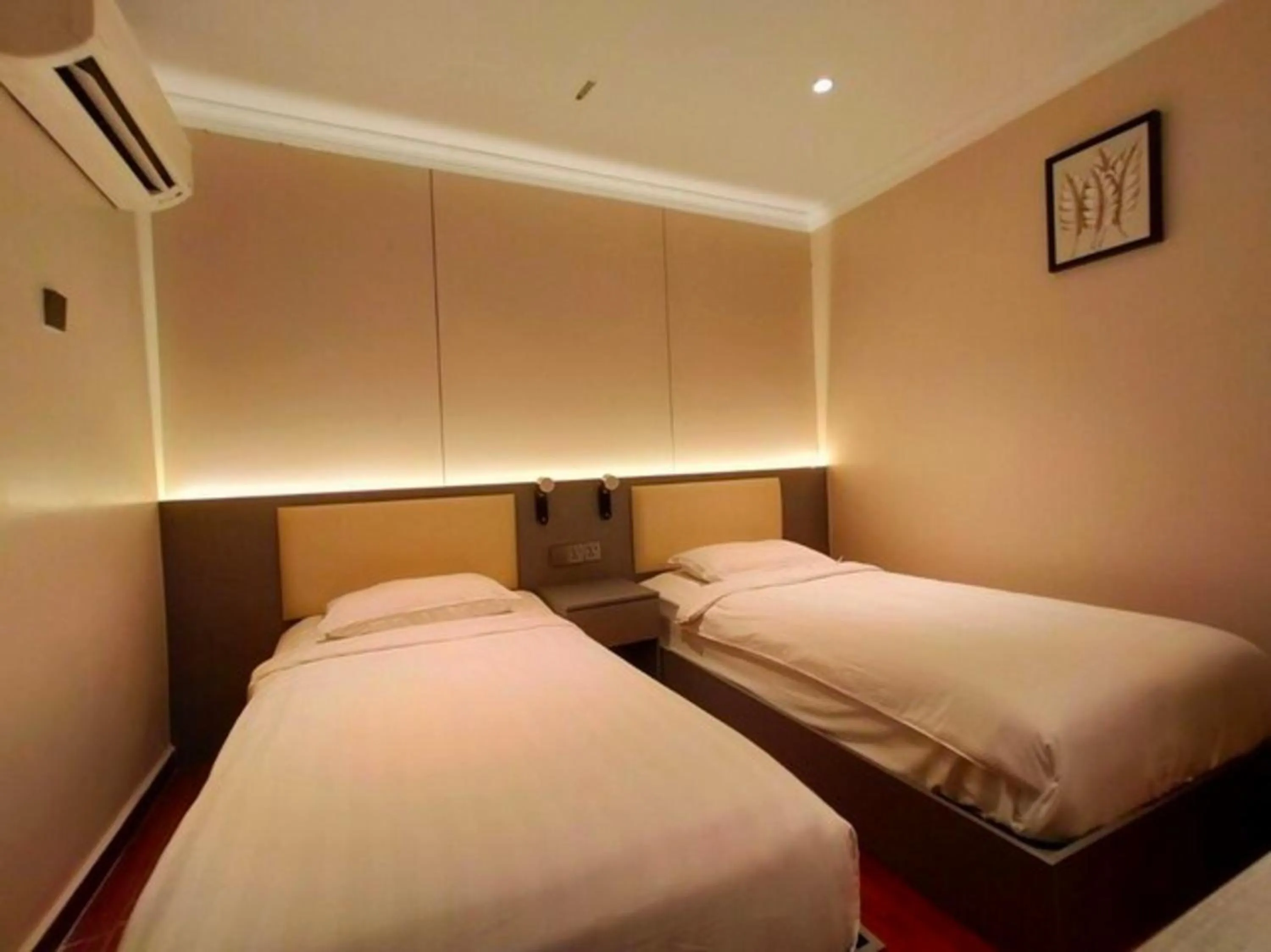 Bedroom, Bed in Hotel O GHC Near Penang Street Art Formerly Queen City Hotel