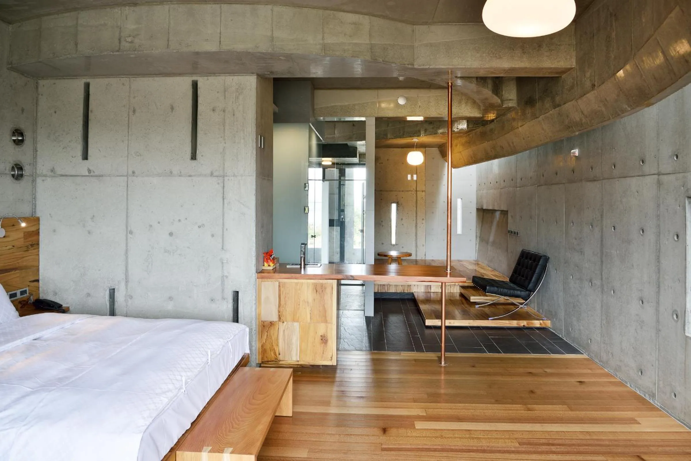 Text overlay, Bed in FaHaus