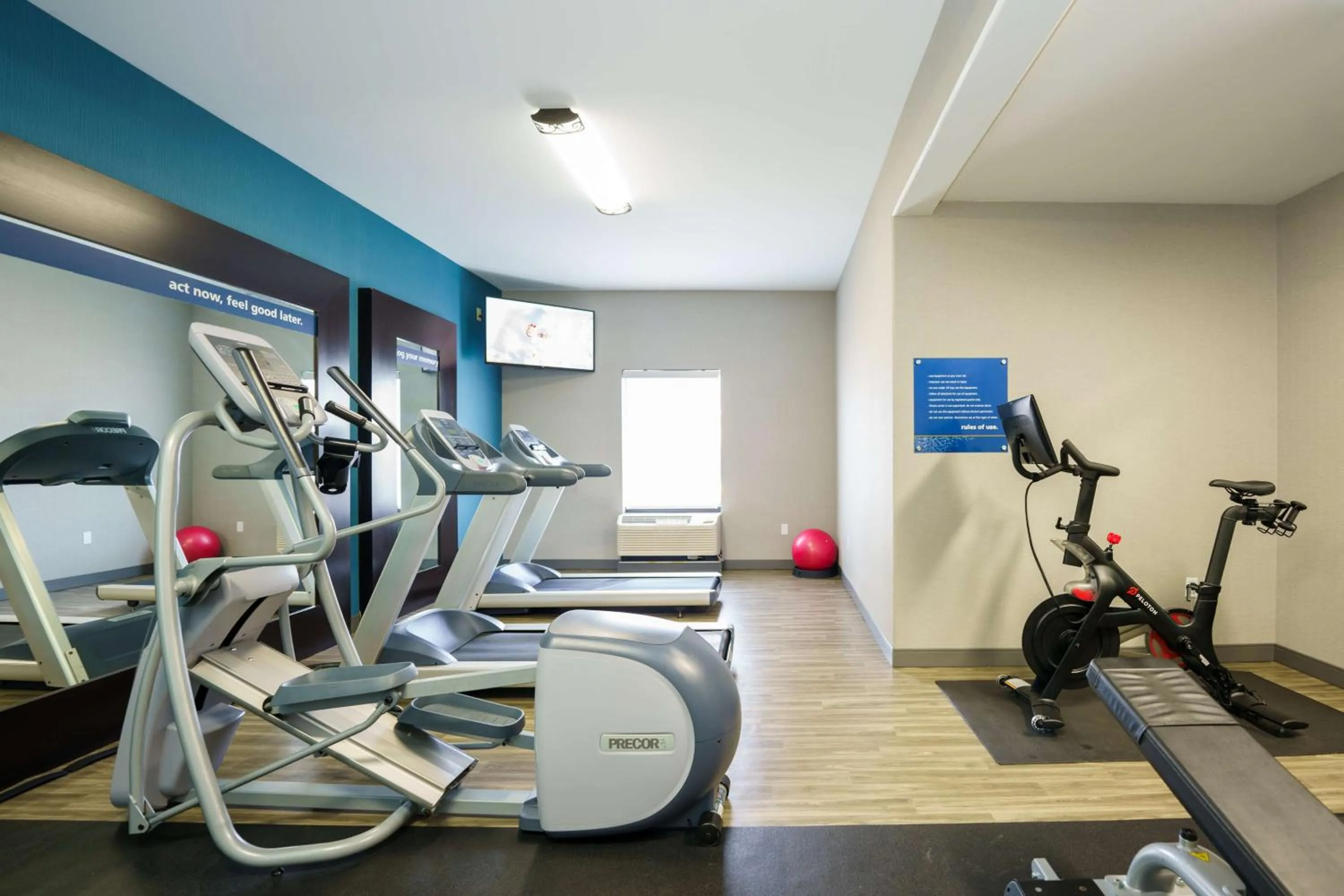 Fitness centre/facilities in Hampton Inn Garden City