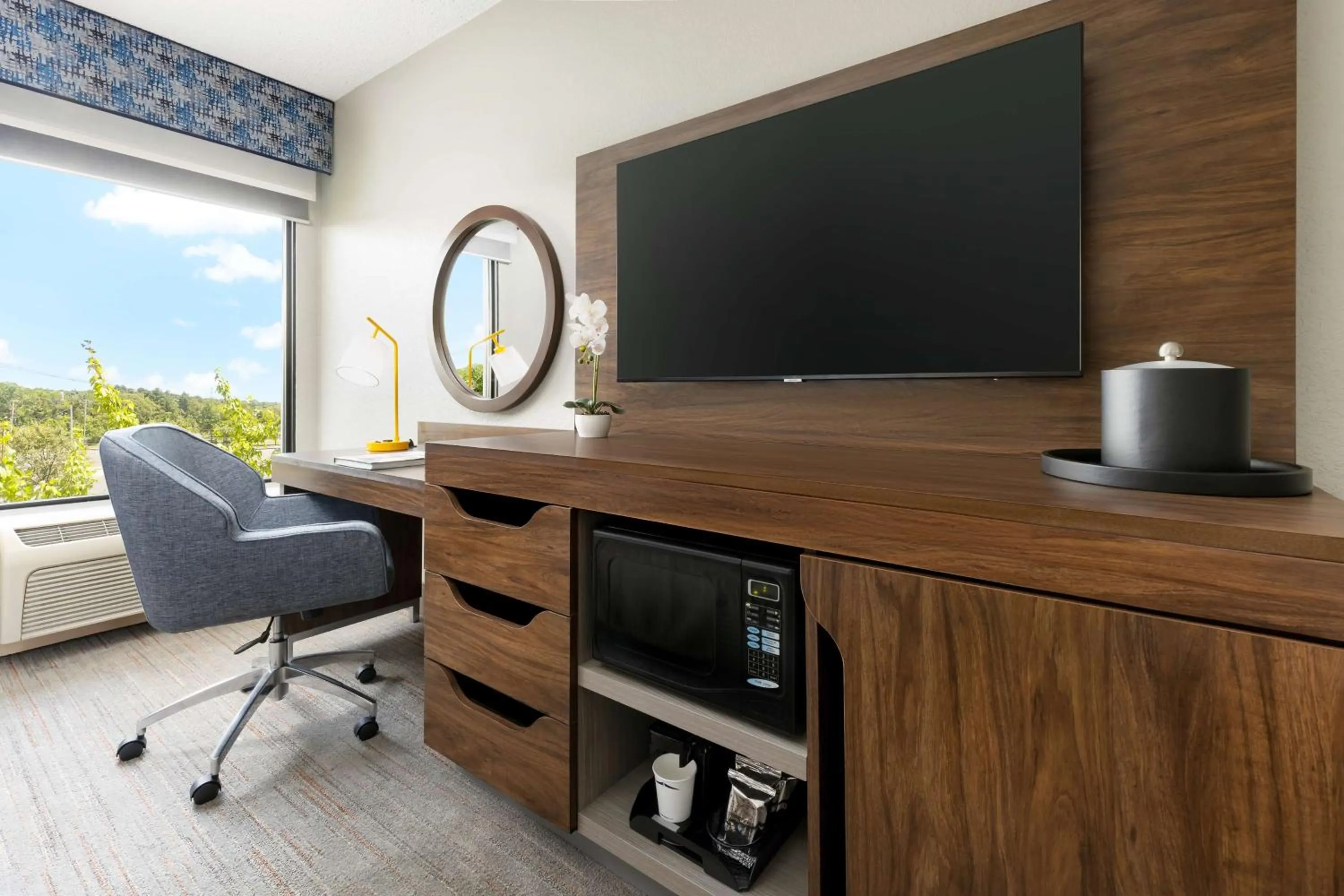 Bedroom in Hampton Inn Long Island/Islandia