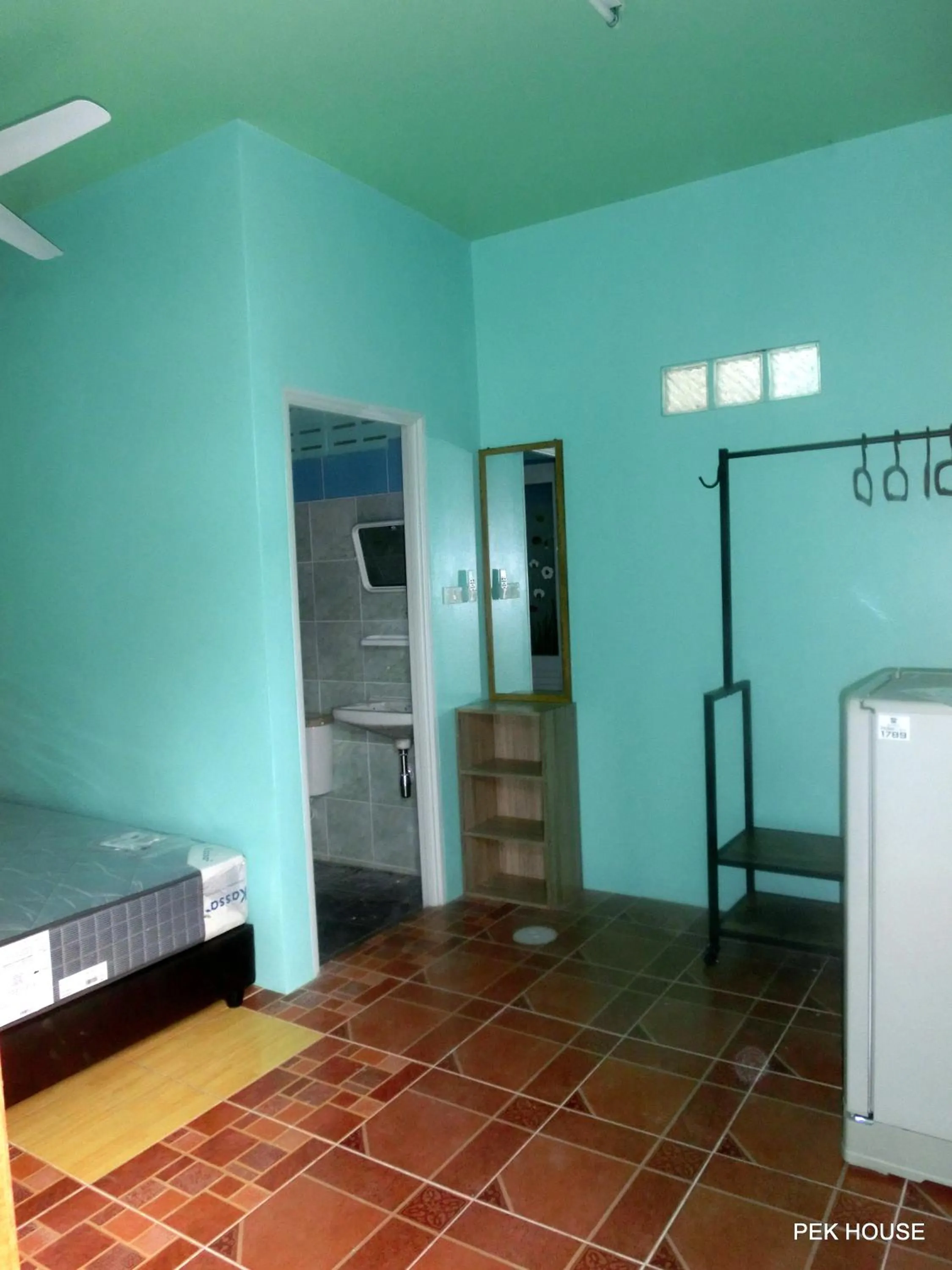 Photo of the whole room in Pek House