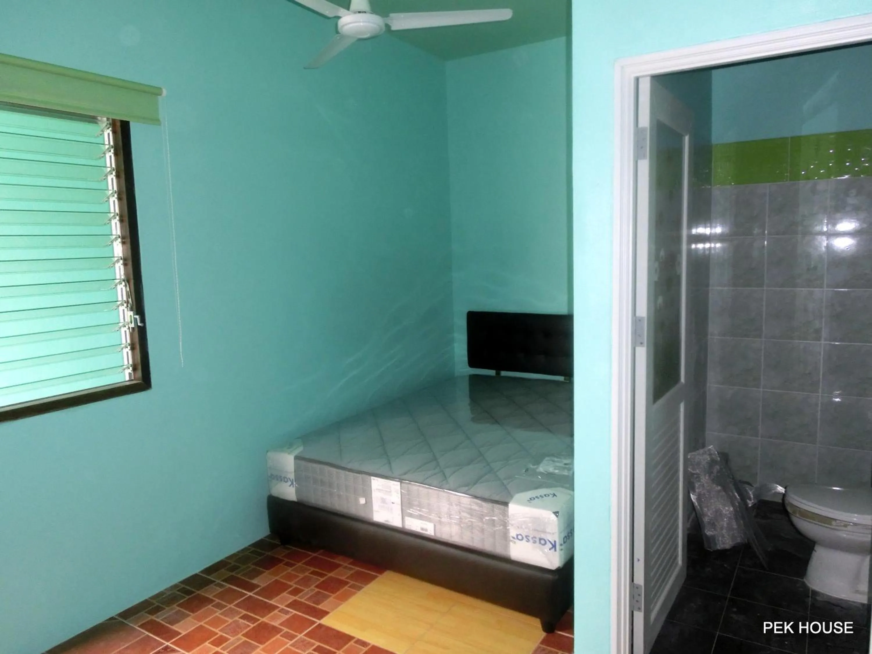 Photo of the whole room, Bed in Pek House