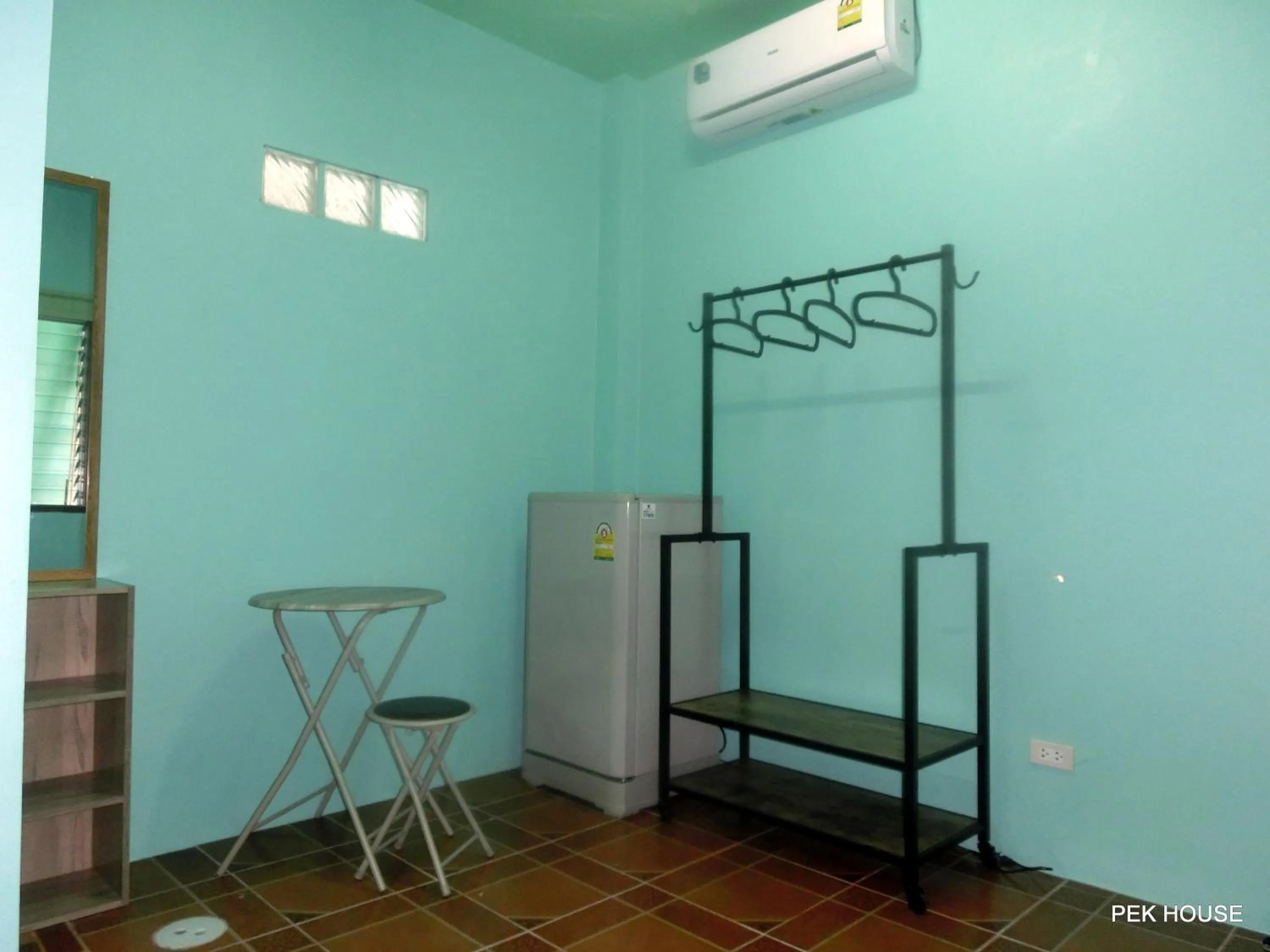 Photo of the whole room in Pek House