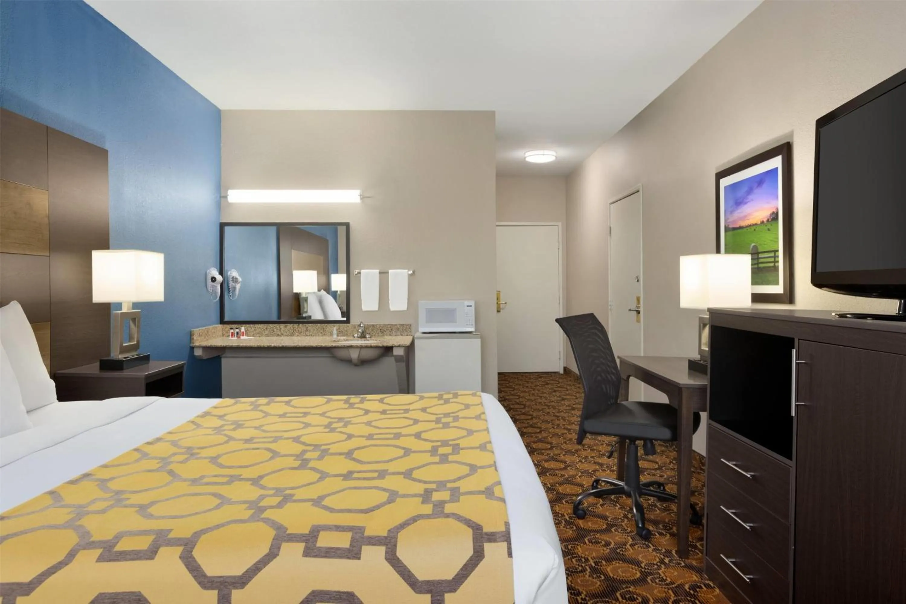 Photo of the whole room, Bed in Baymont by Wyndham Winchester