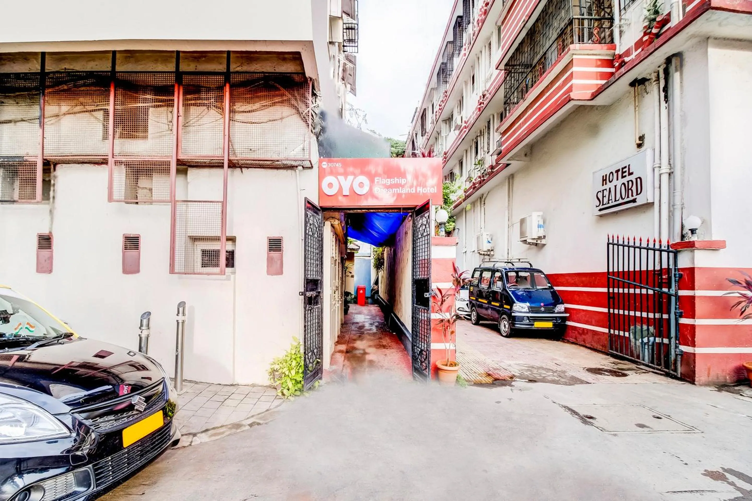 Facade/entrance in OYO Hotel Dreamland