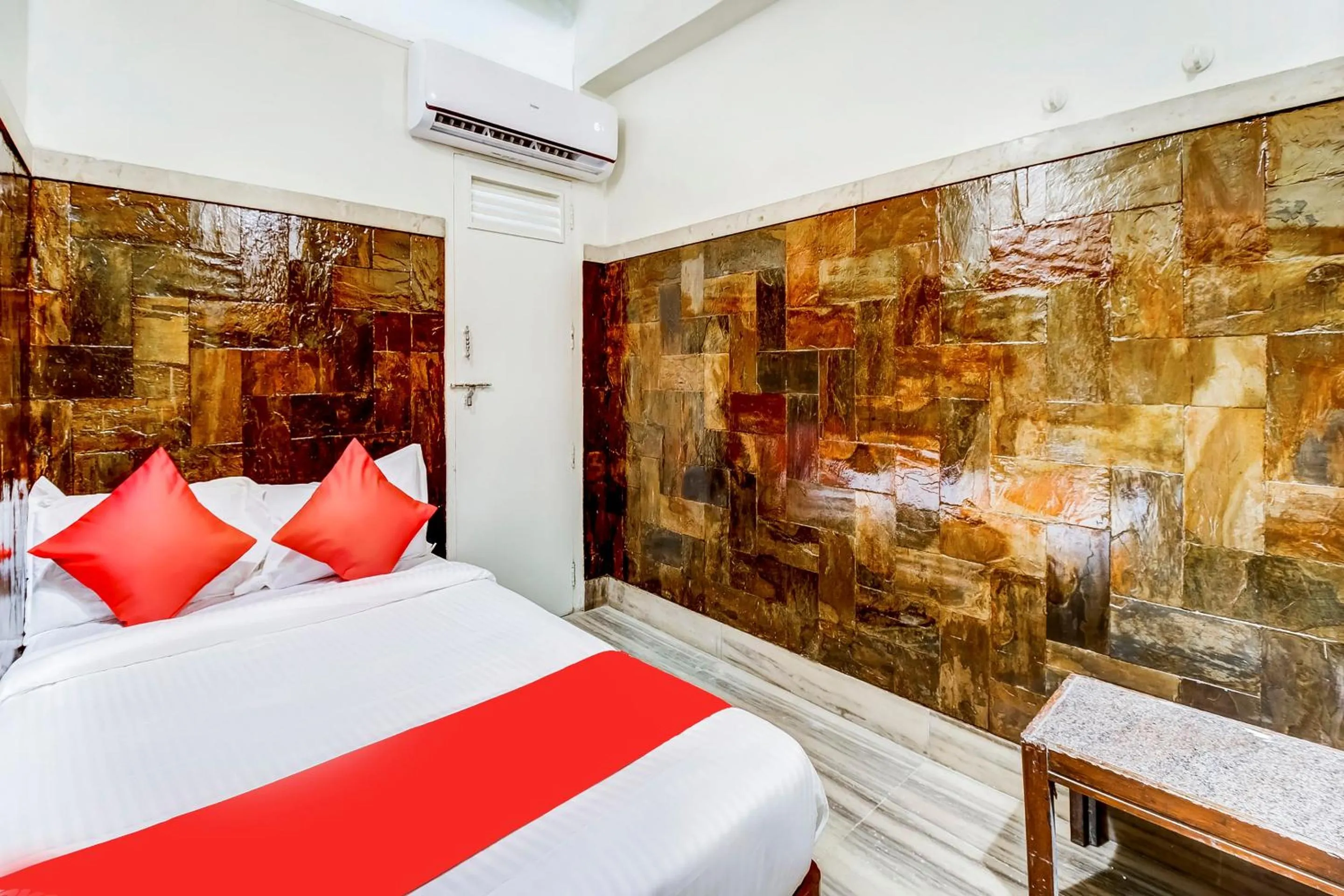 Bedroom, Bed in OYO Hotel Dreamland