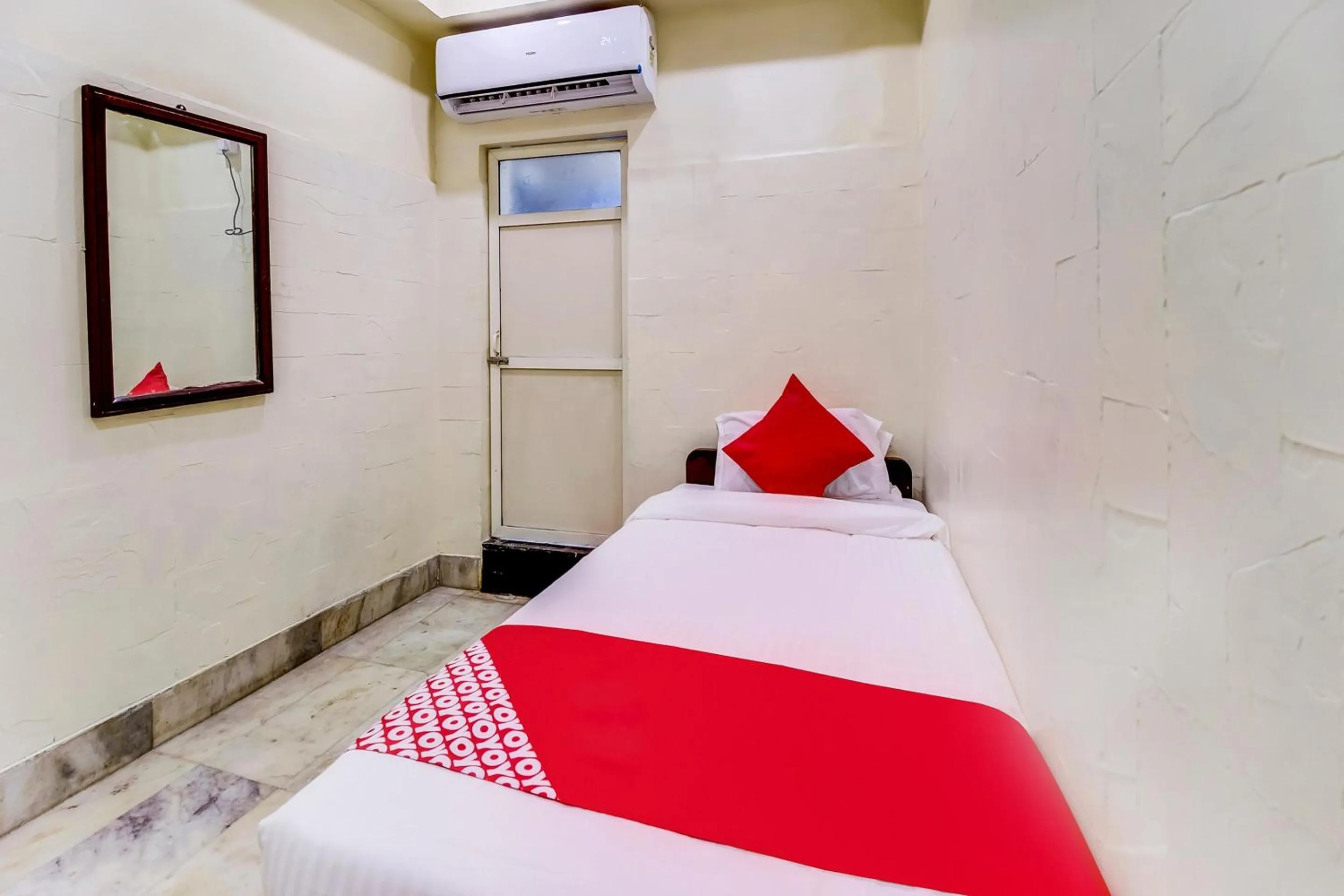 Bedroom, Bed in OYO Hotel Dreamland