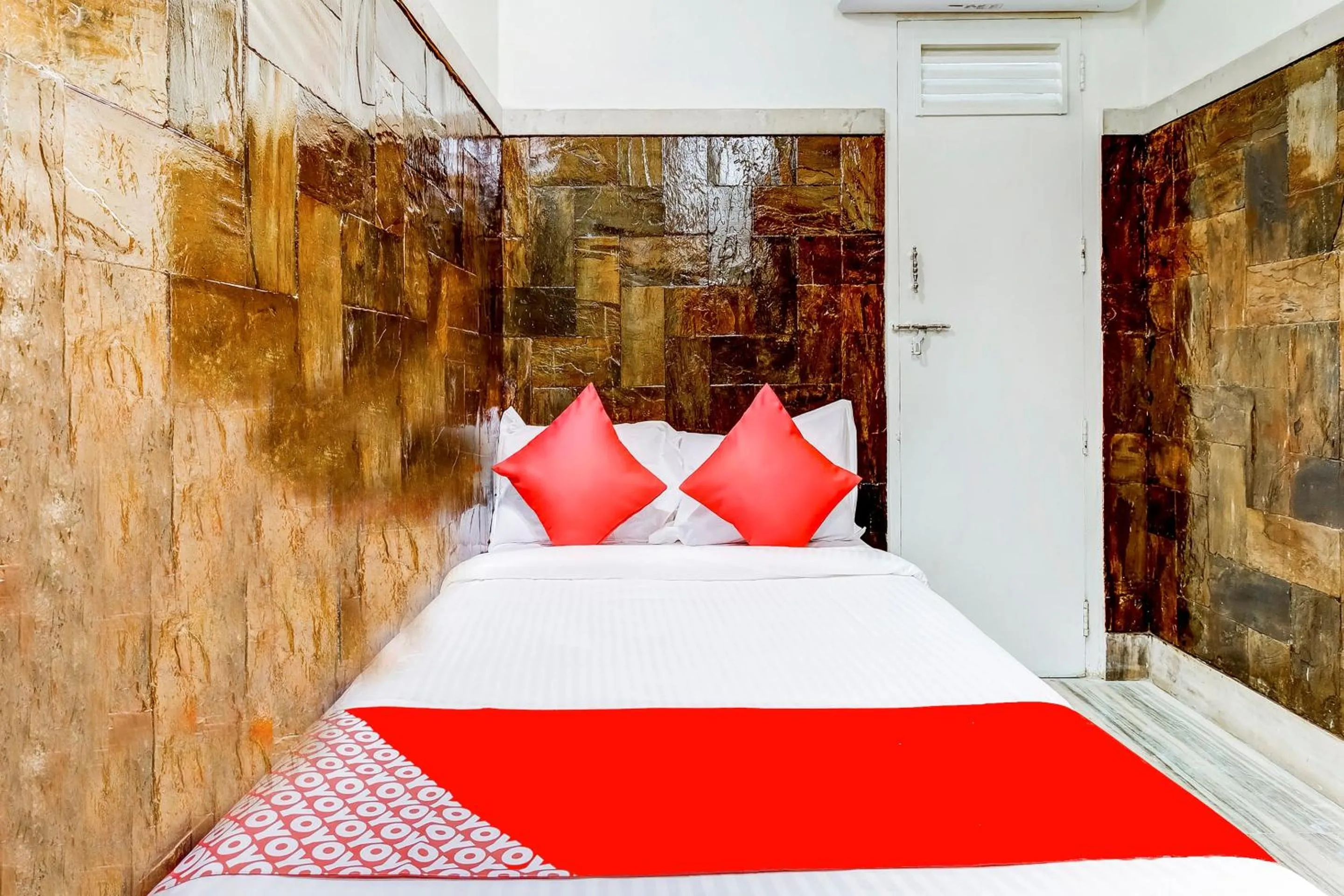 Bathroom, Bed in Super Hotel O Dreamland