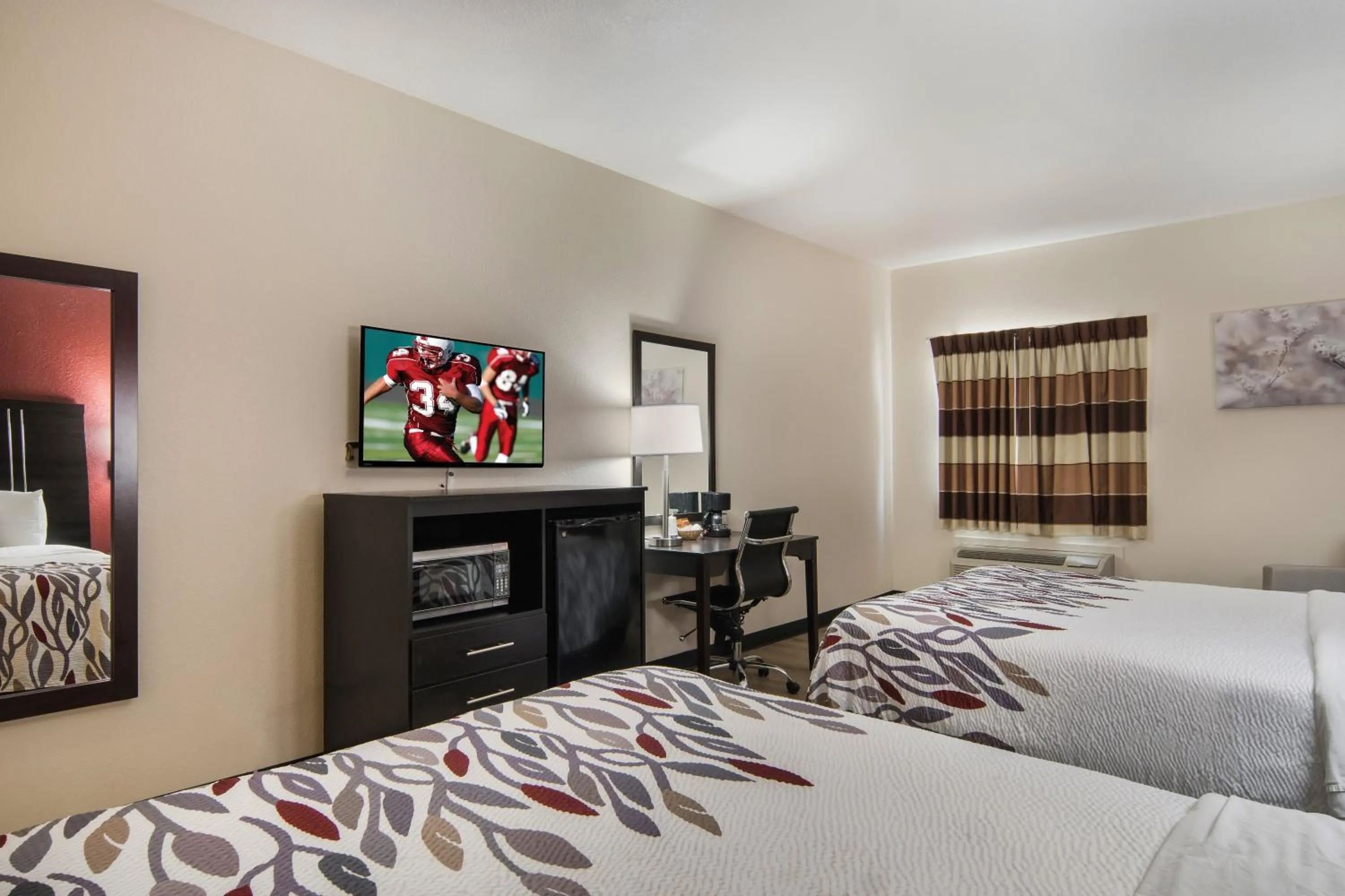 Photo of the whole room, Bed in Red Roof Inn Fort Worth - Saginaw