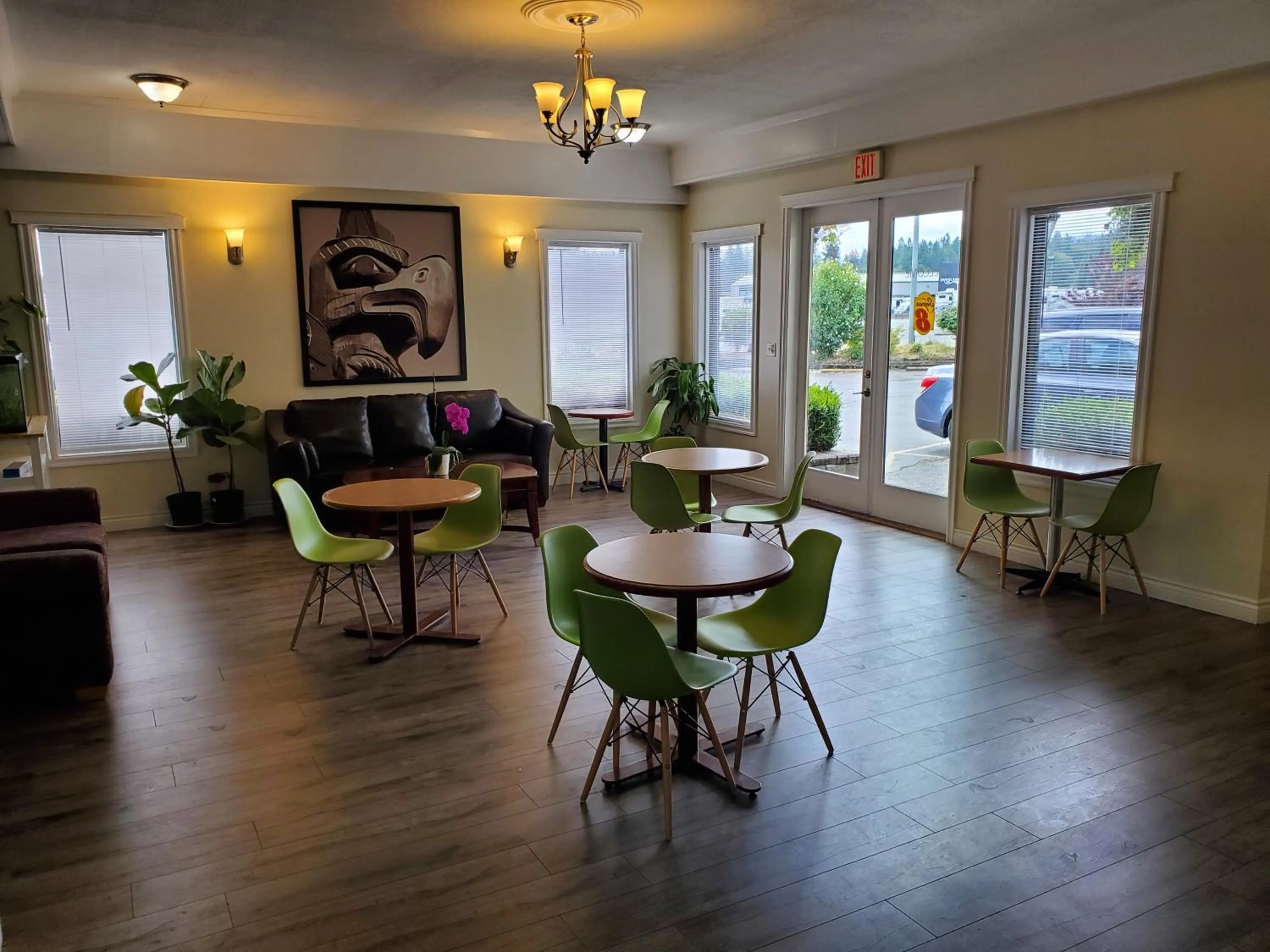 Seating area in Super 8 by Wyndham Duncan